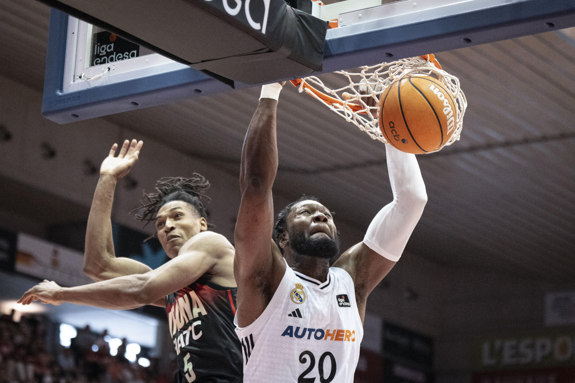Bruno Fernando, del Real Madrid, anota dos puntos ante Yves Pons, del Basquet Girona, durante el partido de Liga Endesa que ambos equipos disputaron en el Pabellón de Fontajau de Girona. EFE/David Borrat