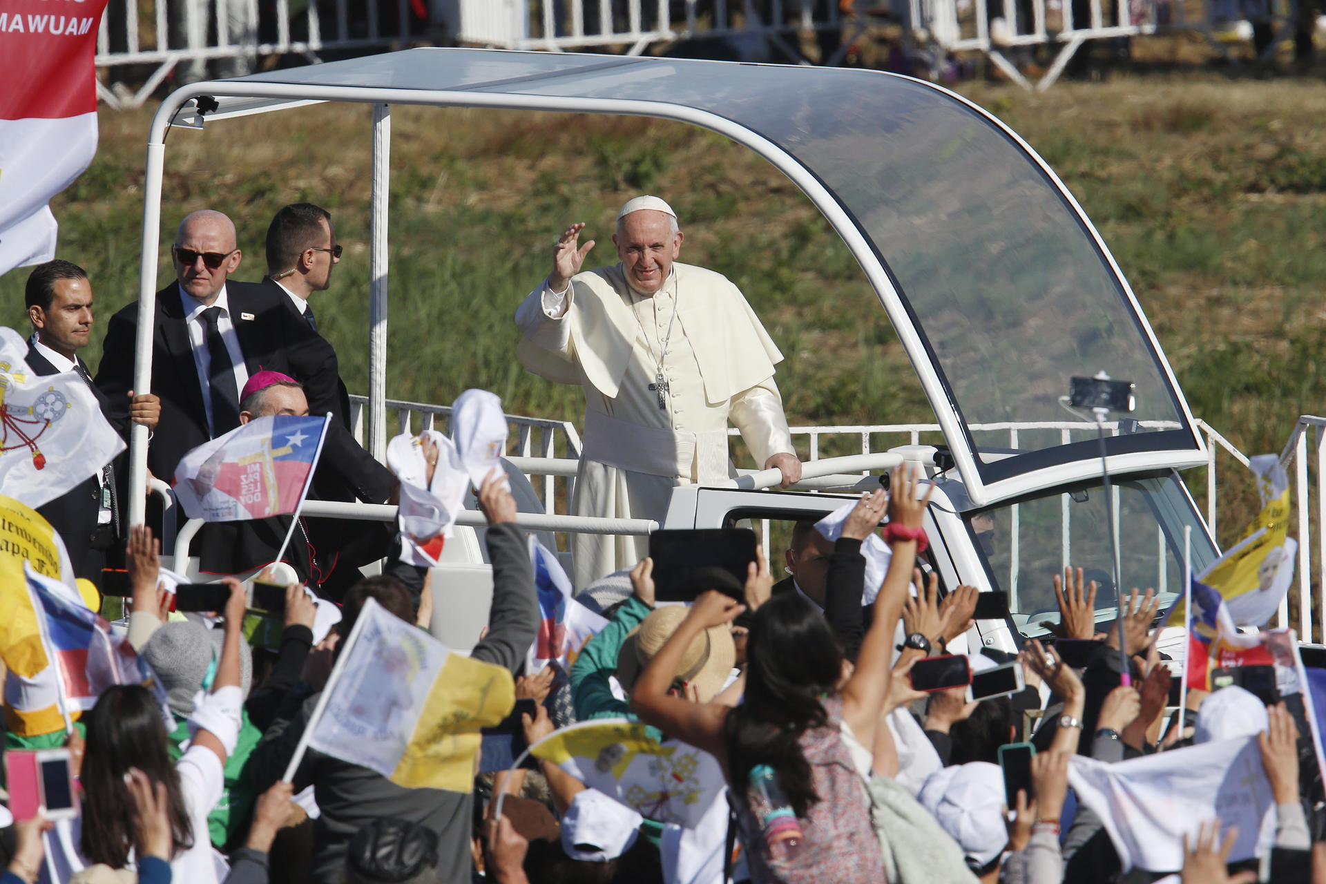 Fotografía de archivo, tomada el 17 de enero de 2018, del recién fallecido papa Francisco (c), al saludar a decenas de feligreses católicos, en Temuco (Chile). EFE/Elvis González
