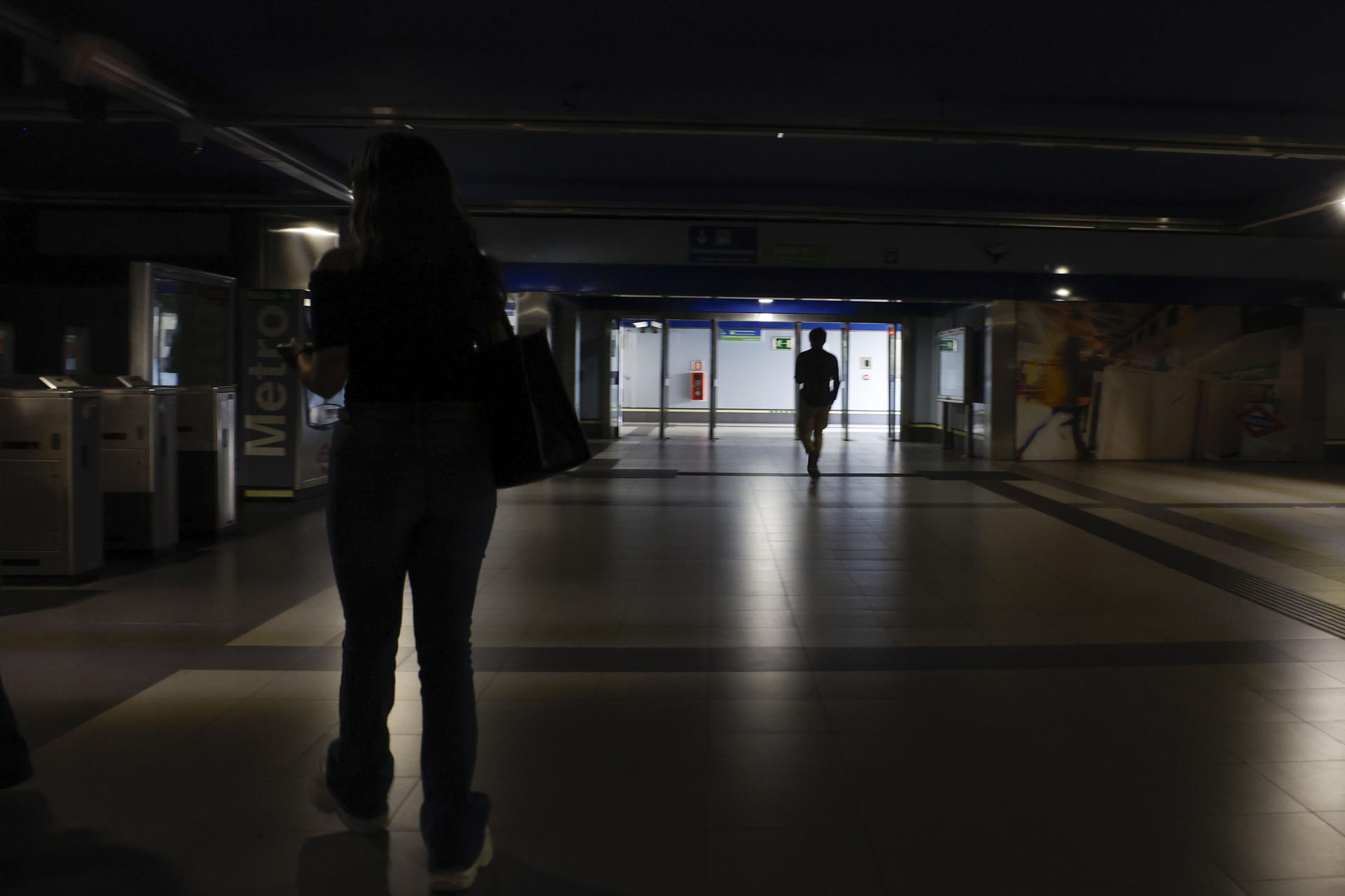 Usuarios en una estación de Metro de Madrid, cerrado este lunes durante el apagón masivo del sistema eléctrico en España. EEFE/ Juan Carlos Hidalgo