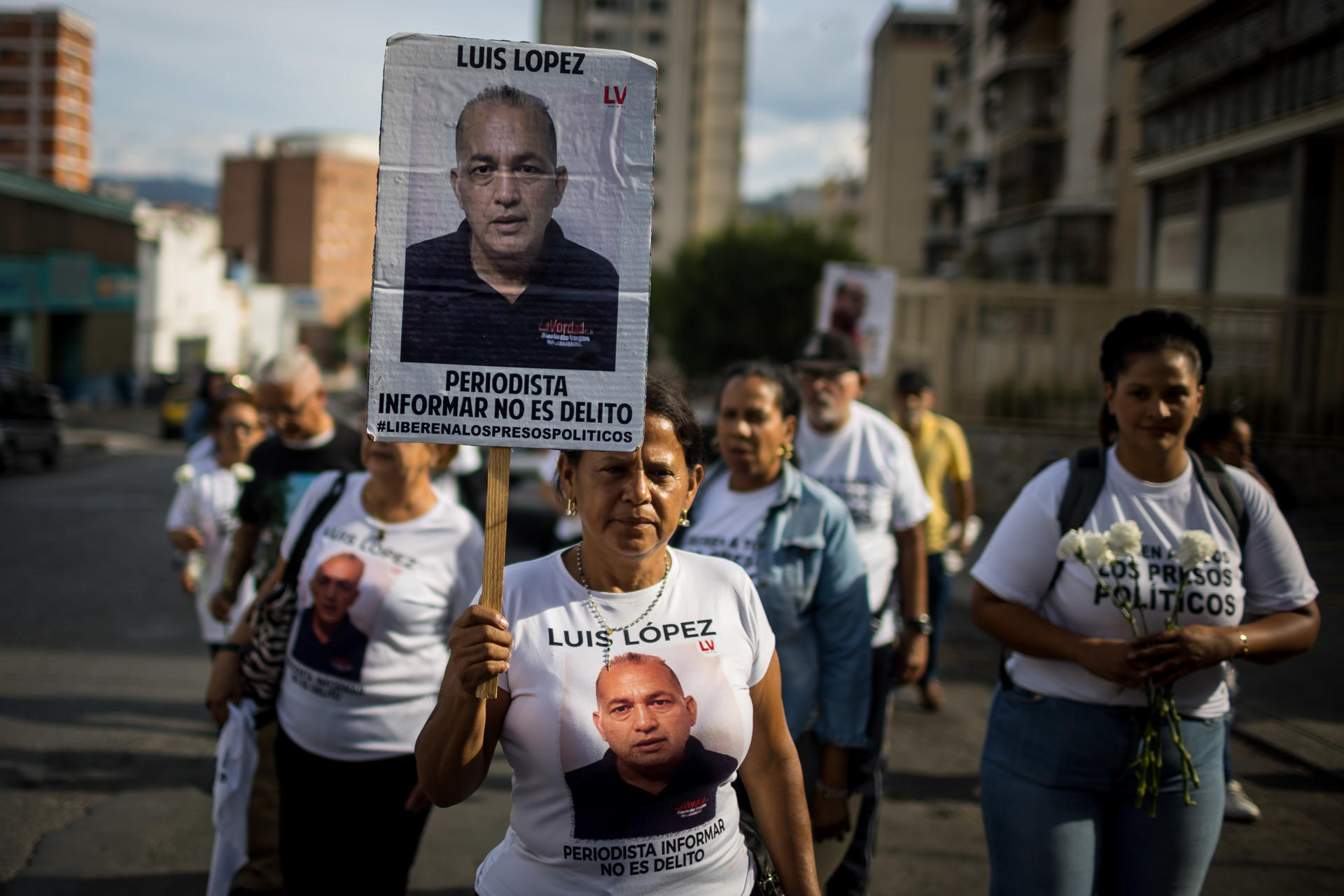 Un grupo de personas participan en una manifestación este jueves, en Caracas (Venezuela). EFE/ Miguel Gutiérrez