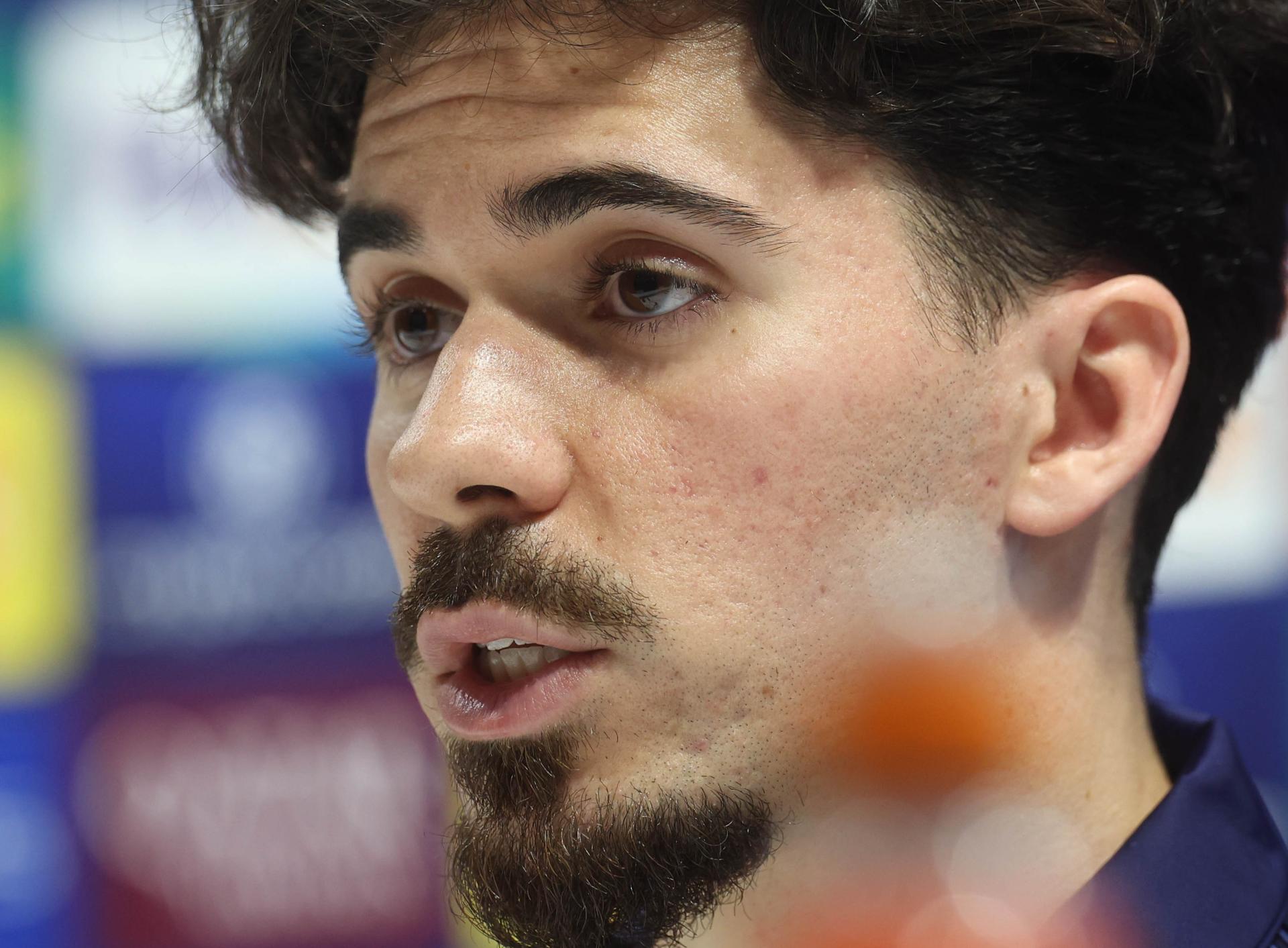 Vitinha, jugador del París Saint Germain, en la rueda de prensa previa a la primera semifinal de la Liga de Campeones. EFE/EPA/NEIL HALL