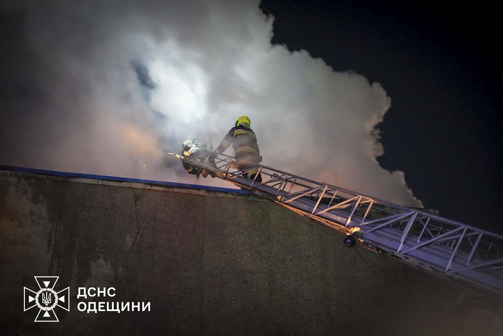 Una foto proporcionada por el Servicio de Emergencia del Estado muestra a rescatistas ucranianos trabajando en el lugar de un ataque con drones a un edificio de almacenamiento en Odesa, Ucrania, el 14 de abril de 2025, en medio de la invasión rusa en curso. Al menos siete personas resultaron heridas durante el ataque, según el informe del Servicio de Emergencia del Estado. Las instalaciones de infraestructura civil, un almacén, una estación de servicio, una instalación médica y vehículos sufrieron daños durante el bombardeo con drones. (Russia, Ukraine) EFE/EPA/SERVICIO DE EMERGENCIA DEL ESTADO MANUAL MANUAL USO EDITORIAL SOLAMENTE/SIN VENTAS

