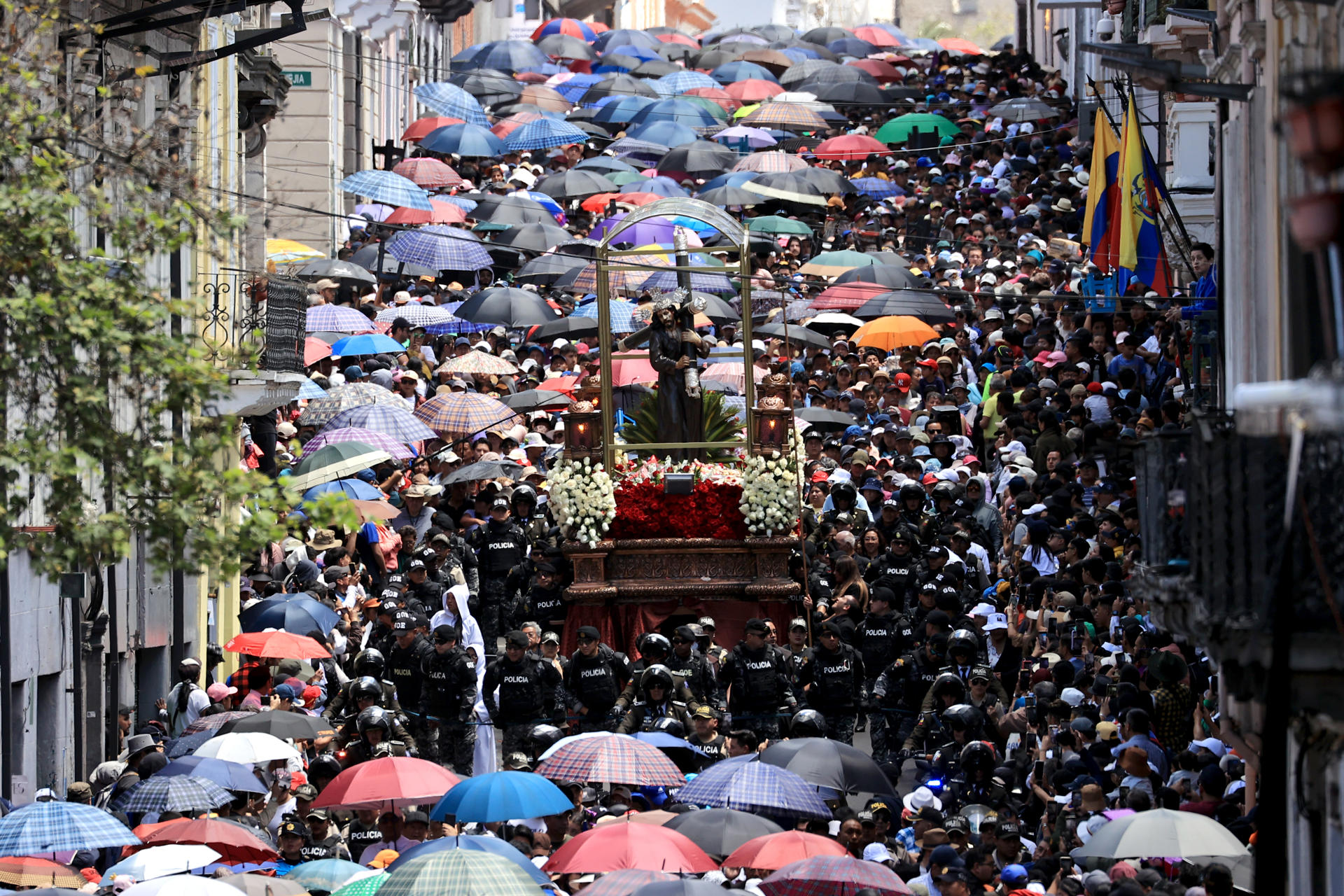 Miles de personas al acompañar este Viernes Santo, 18 de abril, el viacrucis del 'Jesús del Gran Poder', por las céntricas calles de Quito (Ecuador). EFE/José Jacome