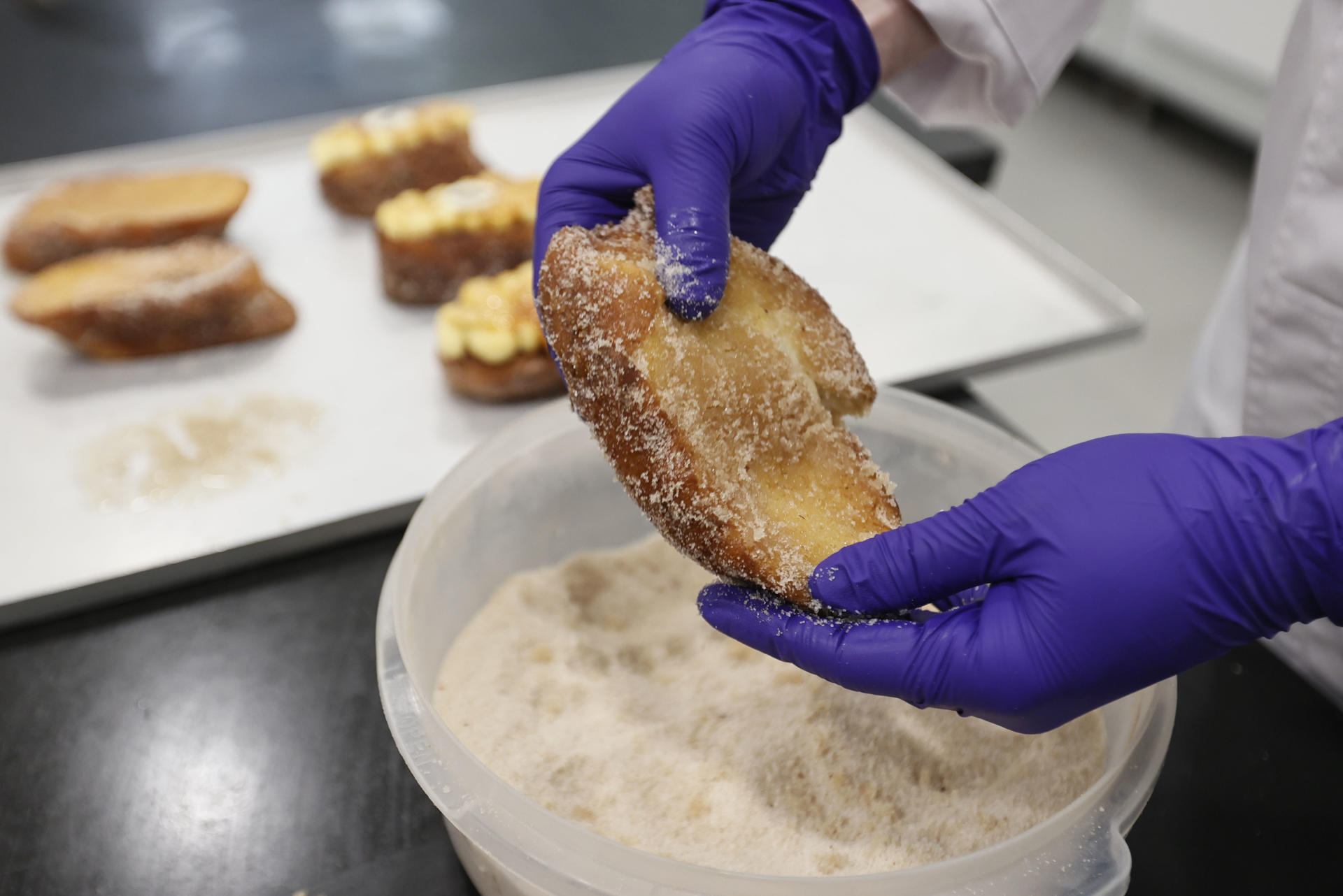 Imagen de una torrija, un dulce humilde, elaborado originalmente con pan duro, leche y azúcar, que se ha convertido en un emblema de la gastronomía española, capaz de combinar historia, religiosidad popular, memoria familiar e innovación culinaria. EFE/Fernando Alvarado