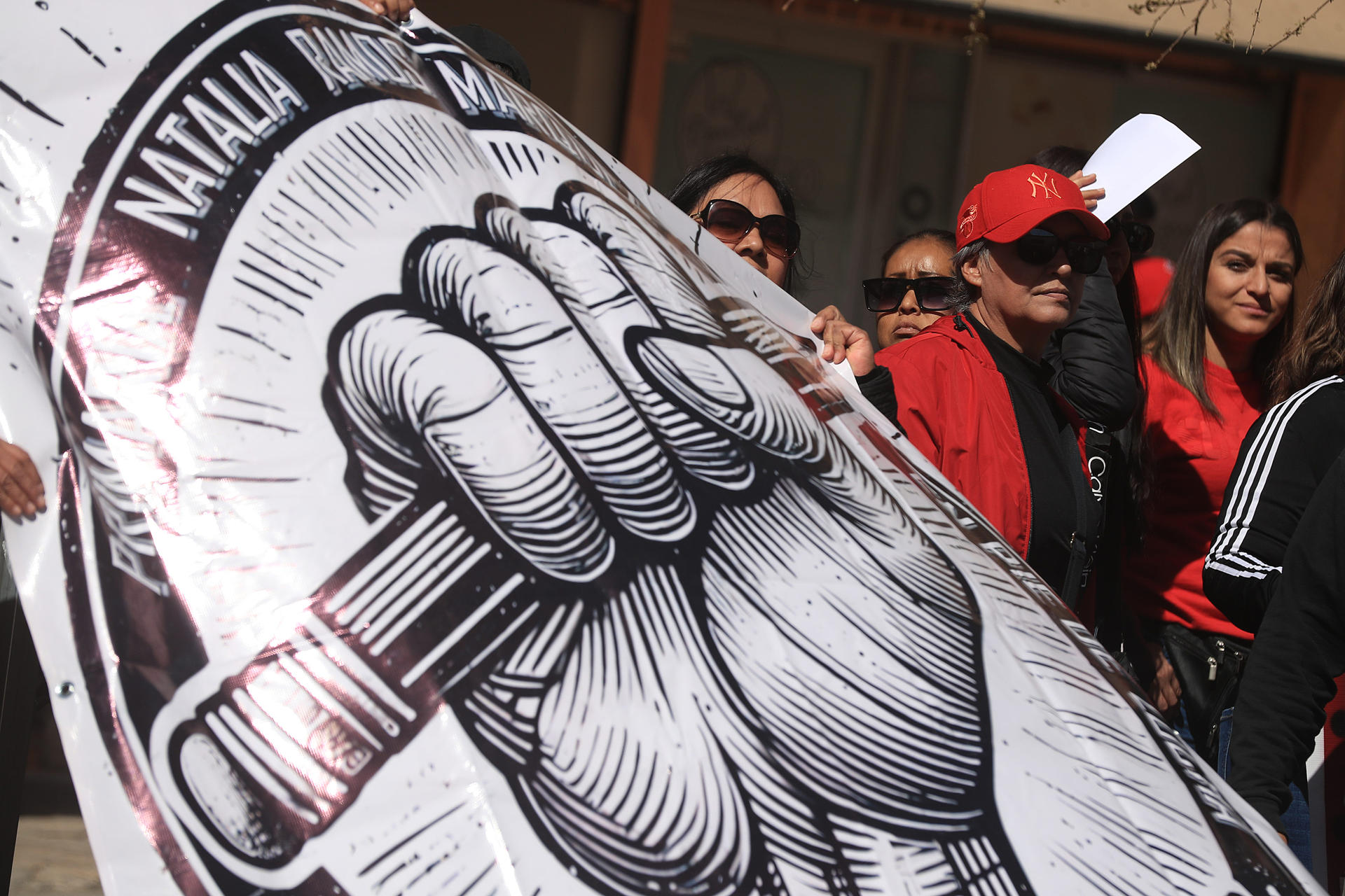 Fotografía de archivo de varios maestros de la Coordinadora Nacional de Trabajadores de la Educación (CNTE) durante una manifestación. EFE/ Luis Torres