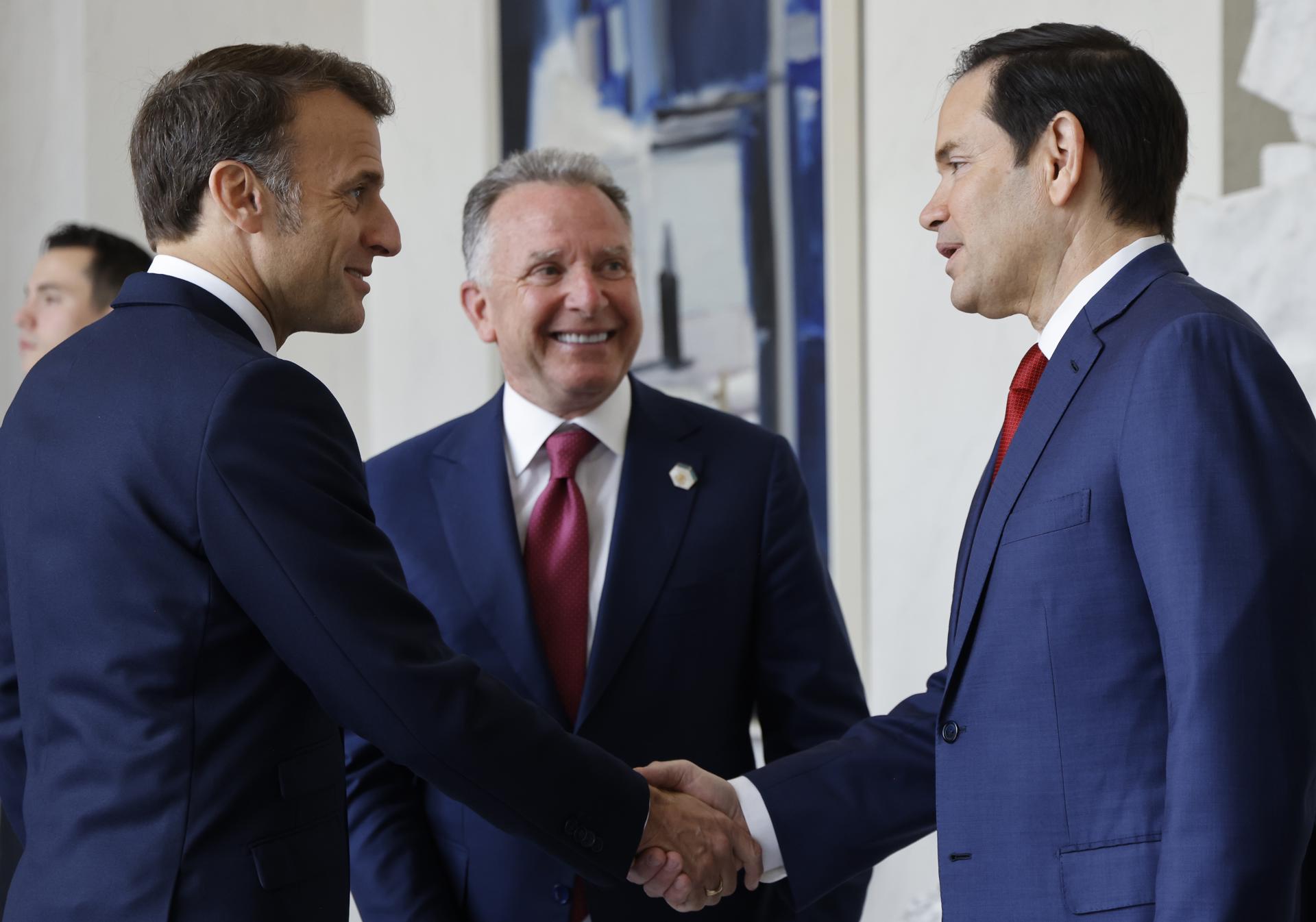 El presidente de Francia, Emmanuel Macron (I), estrecha la mano con el secretario de Estado de EE. UU., Marco Rubio (D), junto al enviado especial de EE. UU., Steve Witkoff, antes de una reunión en el palacio presidencial del Elíseo en París, Francia, 17 de abril de 2025. El Secretario de Estado de EE. UU. estuvo en París hoy para reunirse con el presidente francés sobre la elaboración de un alto al fuego en Ucrania, mientras Washington y Europa buscan un terreno común para poner fin a la lucha. Altos funcionarios ucranianos también estaban en la capital francesa para reunirse con delegaciones de la UE y de EE. UU. (France, Ukraine) EFE/EPA/LUDOVIC MARIN / POOL MAXPPP OUT