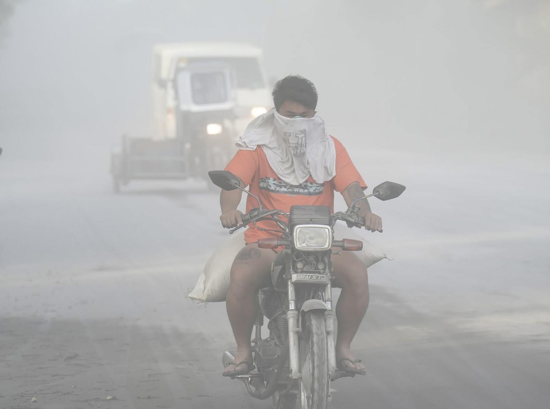 JUBAN (Philippines), 28/04/2025.- A handout photo made available by the Sorsogon Provincial Information Office (SPIO) shows motorists maneuvering along a road covered with volcanic ash from the Bulusan volcano, in the town of Juban, Sorsogon province, Philippines, 28 April 2025. The Bulusan Volcano in Sorsogon province, about 570 kilometers south of Manila, erupted on 28 April, according to the Philippine Institute of Volcanology and Seismology (Phivolcs) and its plumes reached 4,500 meters high. (Filipinas) EFE/EPA/SPIO / HANDOUT BEST QUALITY AVAILABLEHANDOUT EDITORIAL USE ONLY/NO SALES