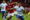 Fernando Reges (i) de Internacional disputa el balón con Eduardo Vargas de Nacional en un partido de la fase de grupos de la Copa Libertadores. EFE/ Ricardo Rimoli
