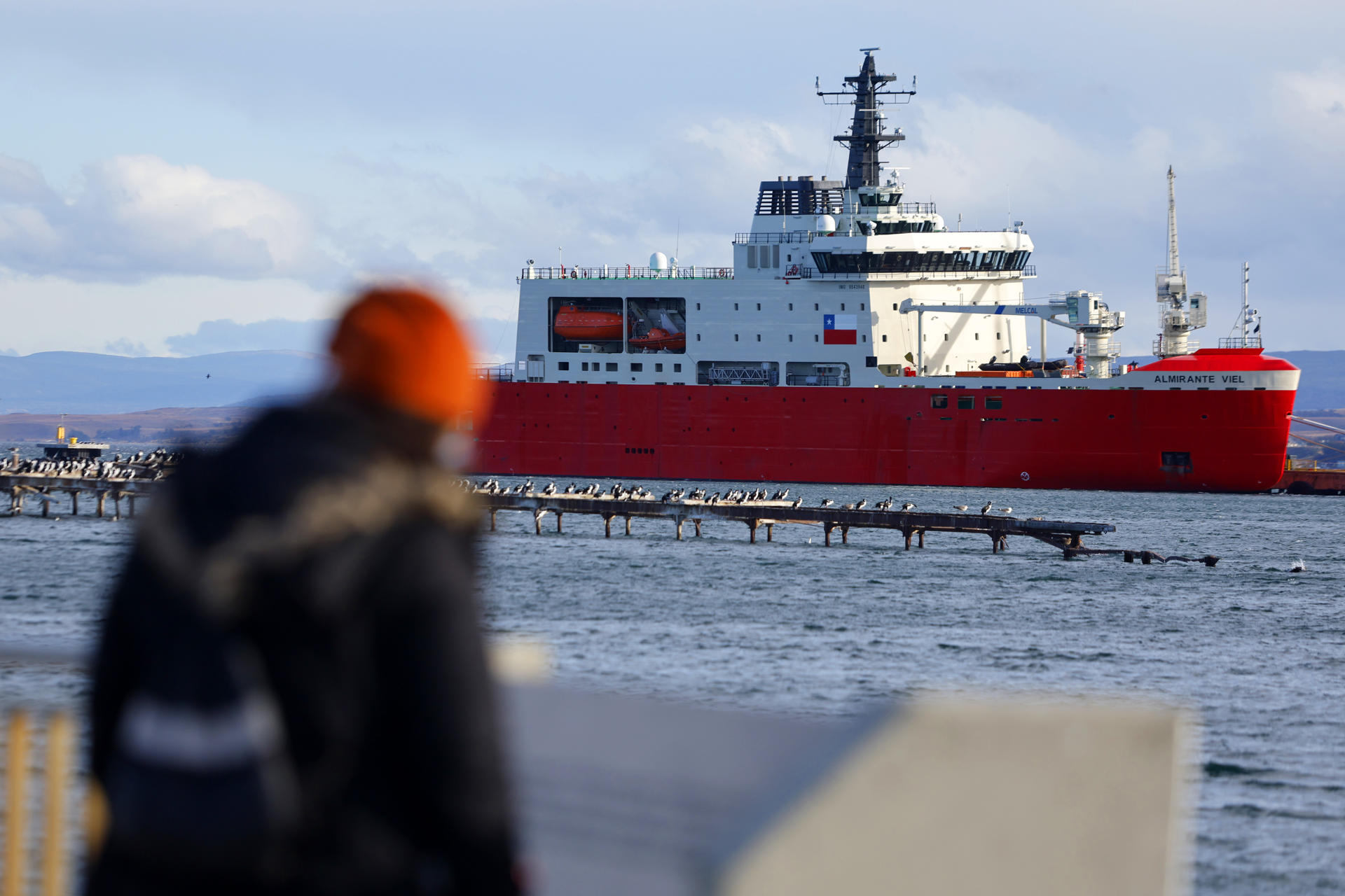 Fotografía del 20 de marzo 2025 del buque Rompehielos de la Armada de Chile, Almirante Viel, en el Estrecho de Magallanes, en Punta Arenas (Chile). EFE/ Paul Plaza
