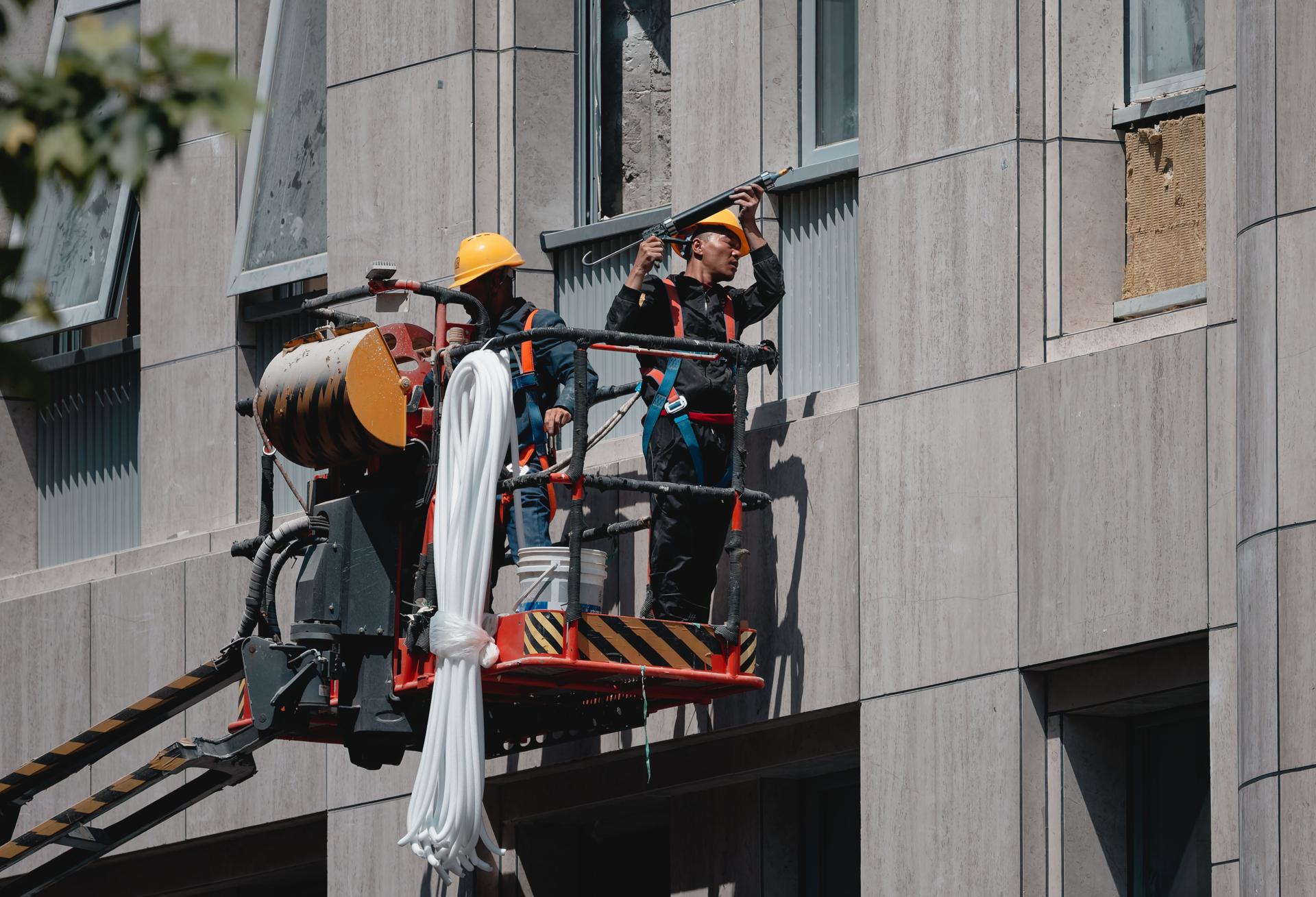 Shanghai (China), 28/04/2025.- Trabajadores en un edificio en Shanghái, China. EFE/EPA/ALEX PLAVEVSKI