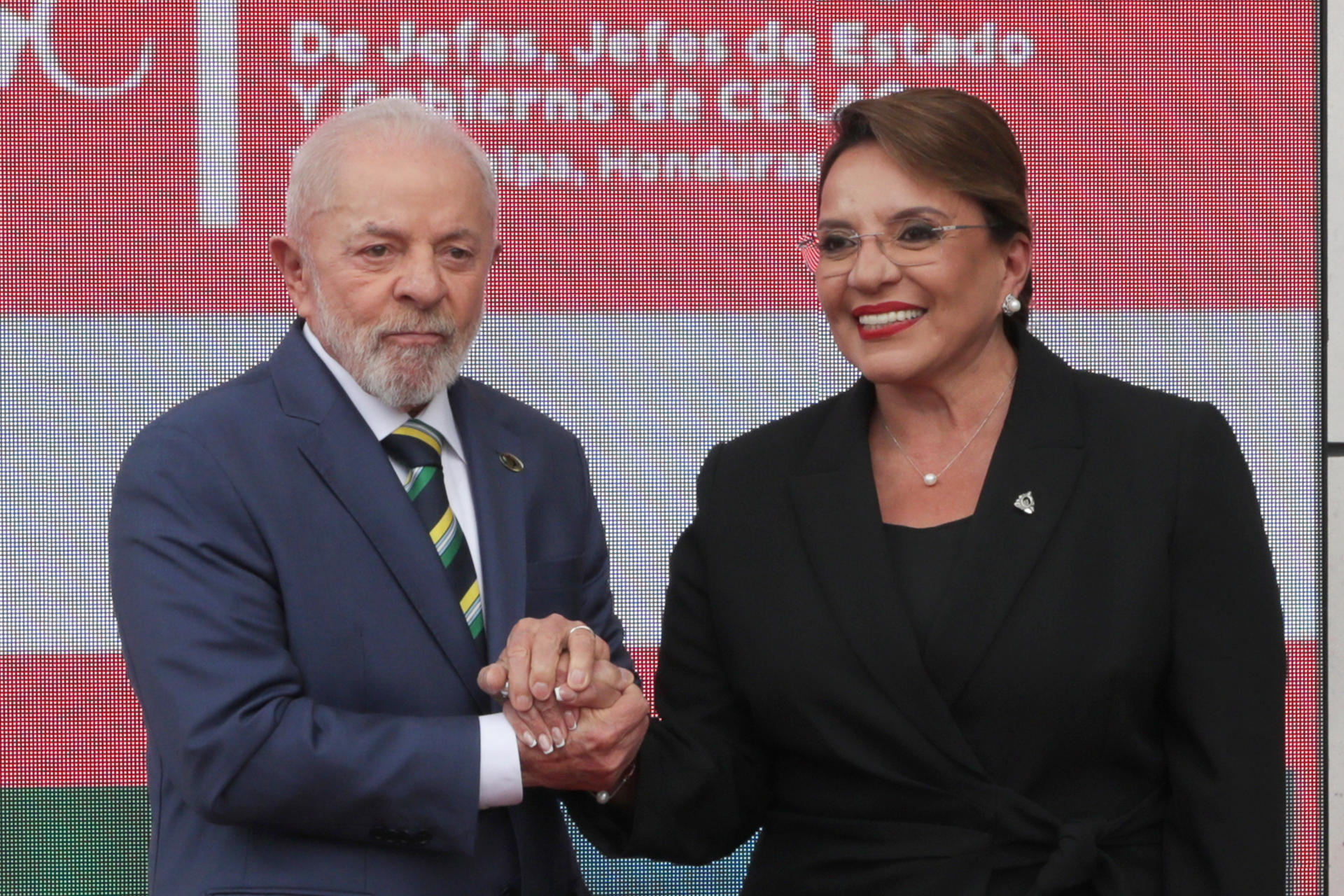 La presidenta de Honduras, Xiomara Castro (d), saluda al presidente de Brasil, Luis Inácio Lula da Silva, este miércoles durante el recibimiento a los mandatarios previo a la IX Cumbre de la Comunidad de Estados Latinoamericanos y Caribeños (Celac), en Tegucigalpa (Honduras). EFE/Gustavo Amador
