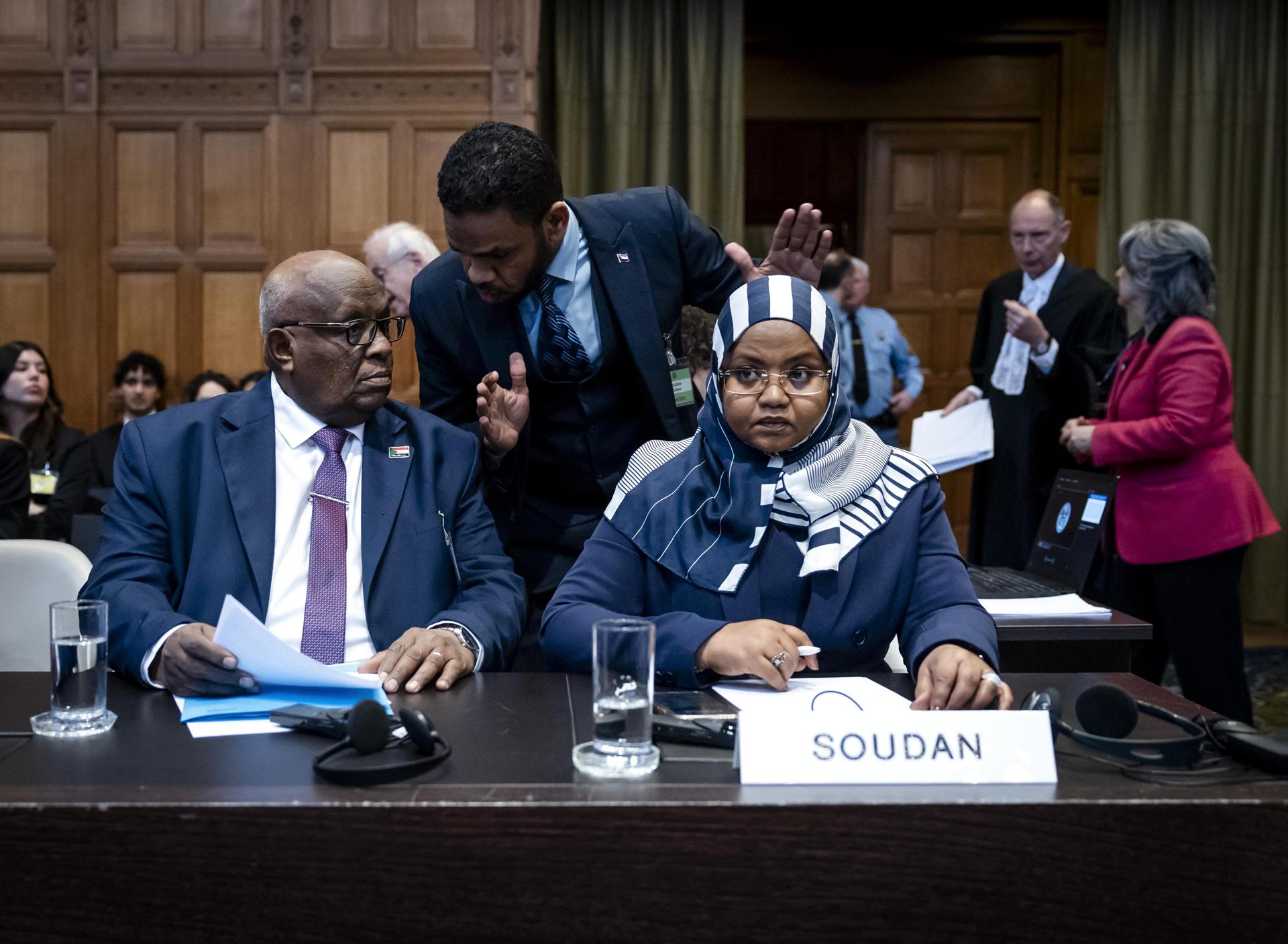 - El Ministro de Justicia interino de Sudán, Muawia Osman Mohamed Khair (I), y la embajadora Omaima Alsharief (D) de Sudán asisten a audiencias públicas en la Corte Internacional de Justicia (CIJ) en La Haya, Países Bajos, el 10 de abril de 2025, donde está pendiente el caso de Sudán contra los Emiratos Árabes Unidos (EAU). Sudán acusa al estado del Golfo de ser cómplice en el genocidio de los masalit al apoyar a las Fuerzas de Apoyo Rápido (FAR). (Países Bajos; Holanda, Emiratos Árabes Unidos, La Haya) EFE/EPA/REMKO DE WAAL