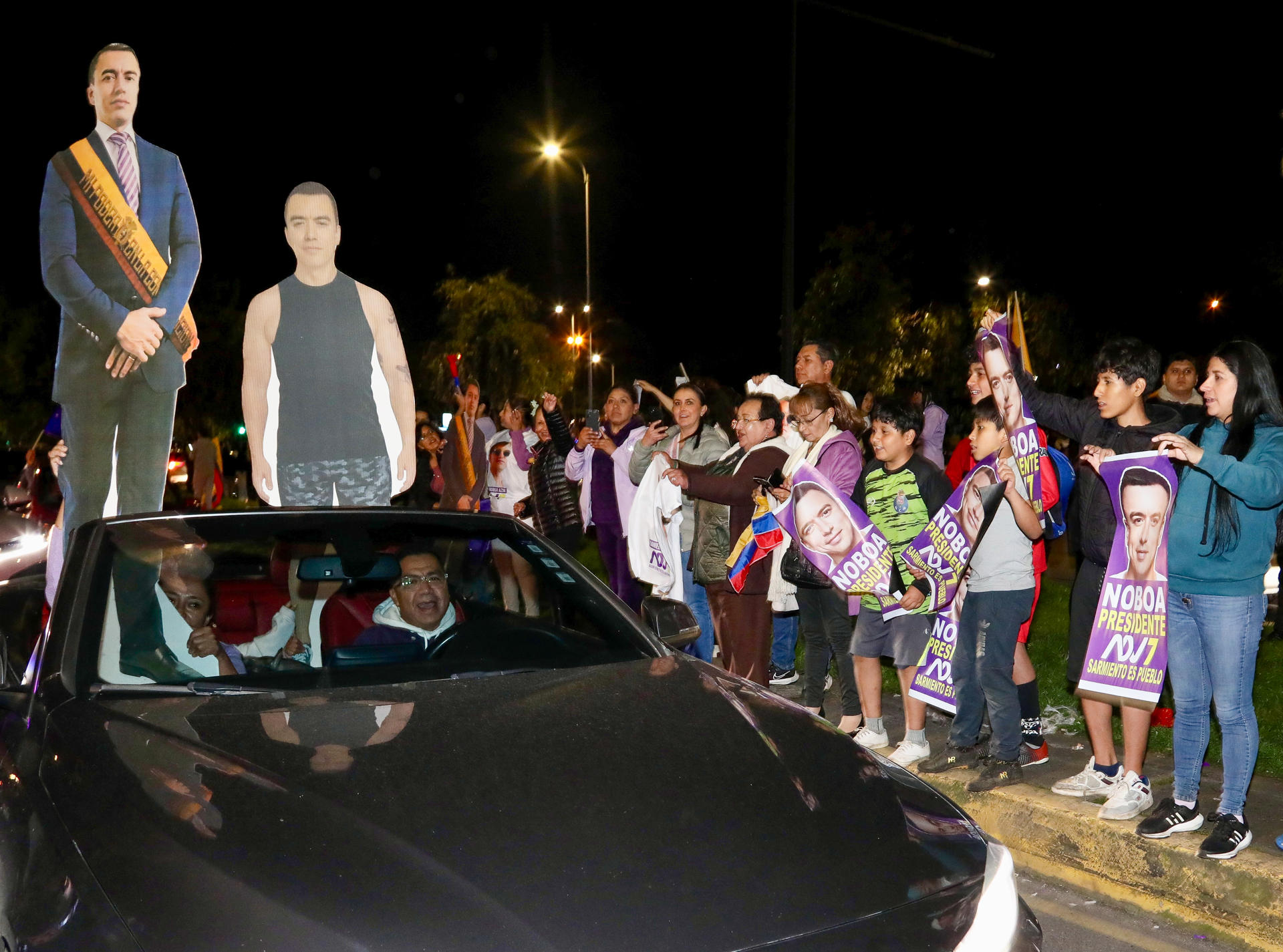 Simpatizantes del presidente Daniel Noboa celebran este domingo, 13 de abril, la reelección del mandatario, en Quito (Ecuador). EFE/Gianna Benalcazar