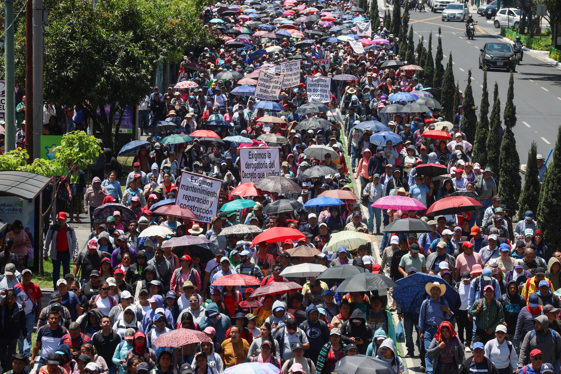 Integrantes del mayor sindicato de trabajadores de la educación de Guatemala se manifiestan este jueves en Ciudad de Guatemala (Guatemala). EFE/ Mariano Macz