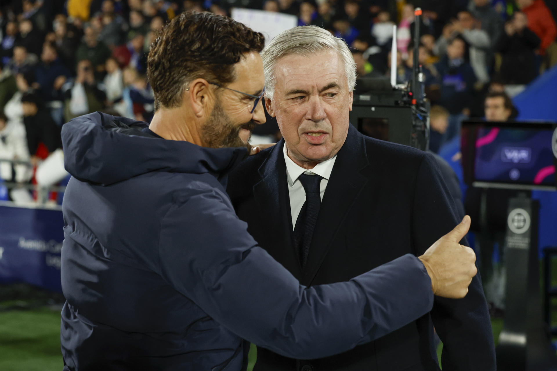 El entrenador del Real Madrid Carlo Ancelotti (d) charla con José Bordalás, entrenador del Getafe CF, antes del inicio del partido de la pasada Liga que ambos disputaron en el Coliseum. EFE/Juanjo Martín