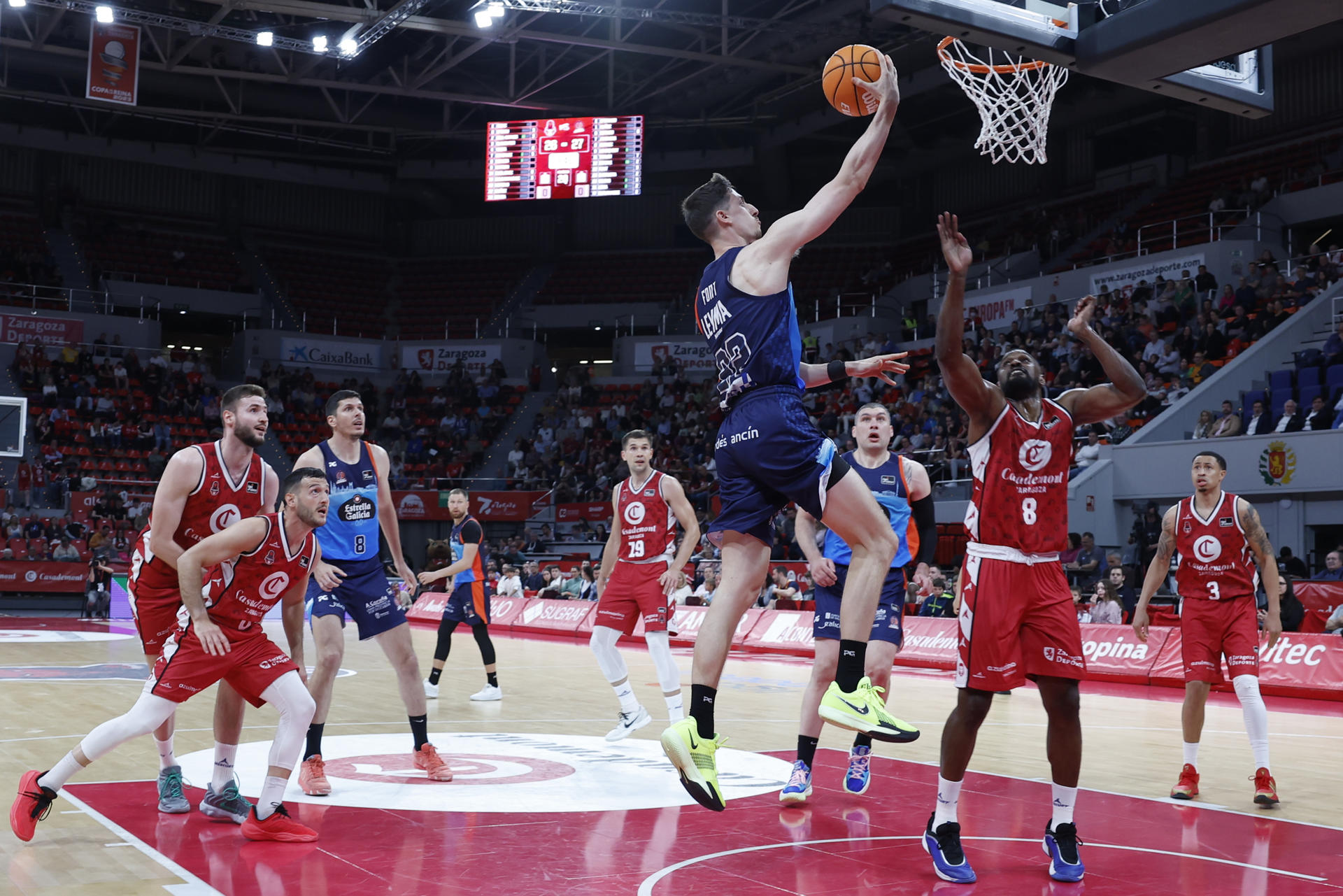 Un momento del encuentro del partido de la Liga Endesa de baloncesto que Casademont Zaragoza y Leyma Coruña disputaron en la capital aragonesa. EFE/Javier Cebollada