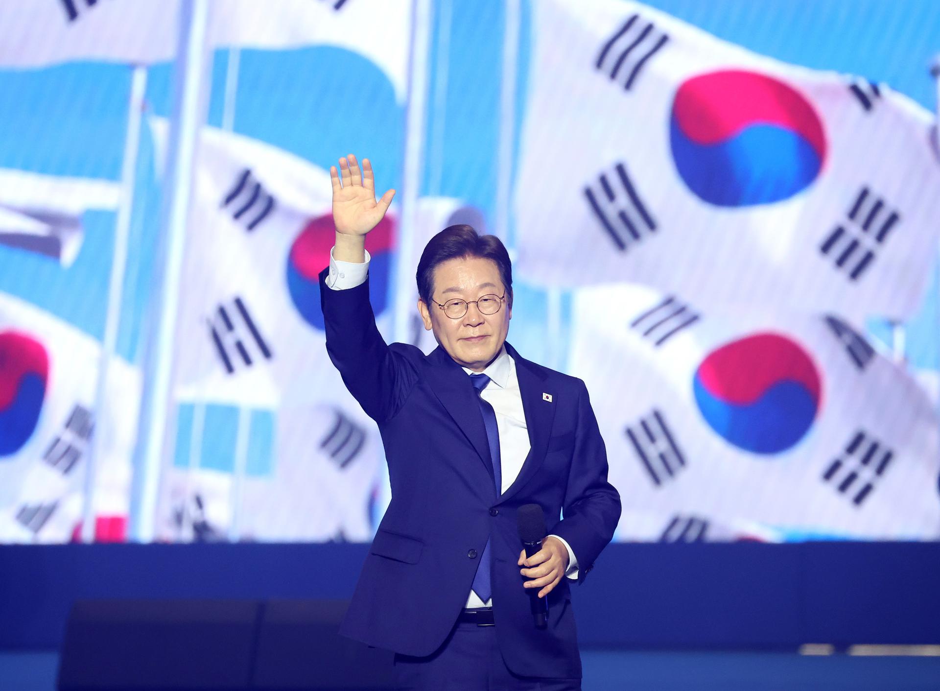 Lee Jae-myung saluda después de ganar la nominación presidencial del Partido Democrático tras un evento de primarias en la ciudad de Goyang, al norte de Seúl, el 27 de abril de 2025. EFE/EPA/YONHAP SOUTH KOREA OUT
