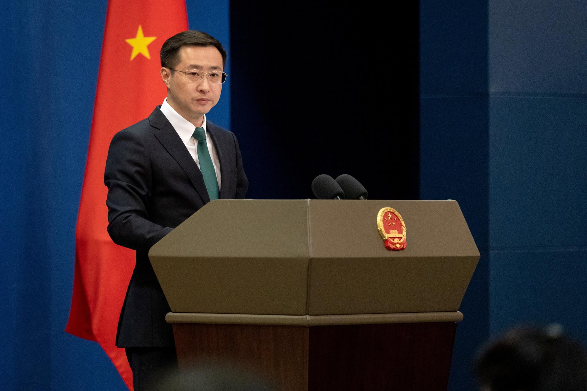 El portavoz del Ministerio de Exteriores de China, Lin Jian, este miércoles en rueda de prensa en Pekín. EFE/EPA/JESSICA LEE
