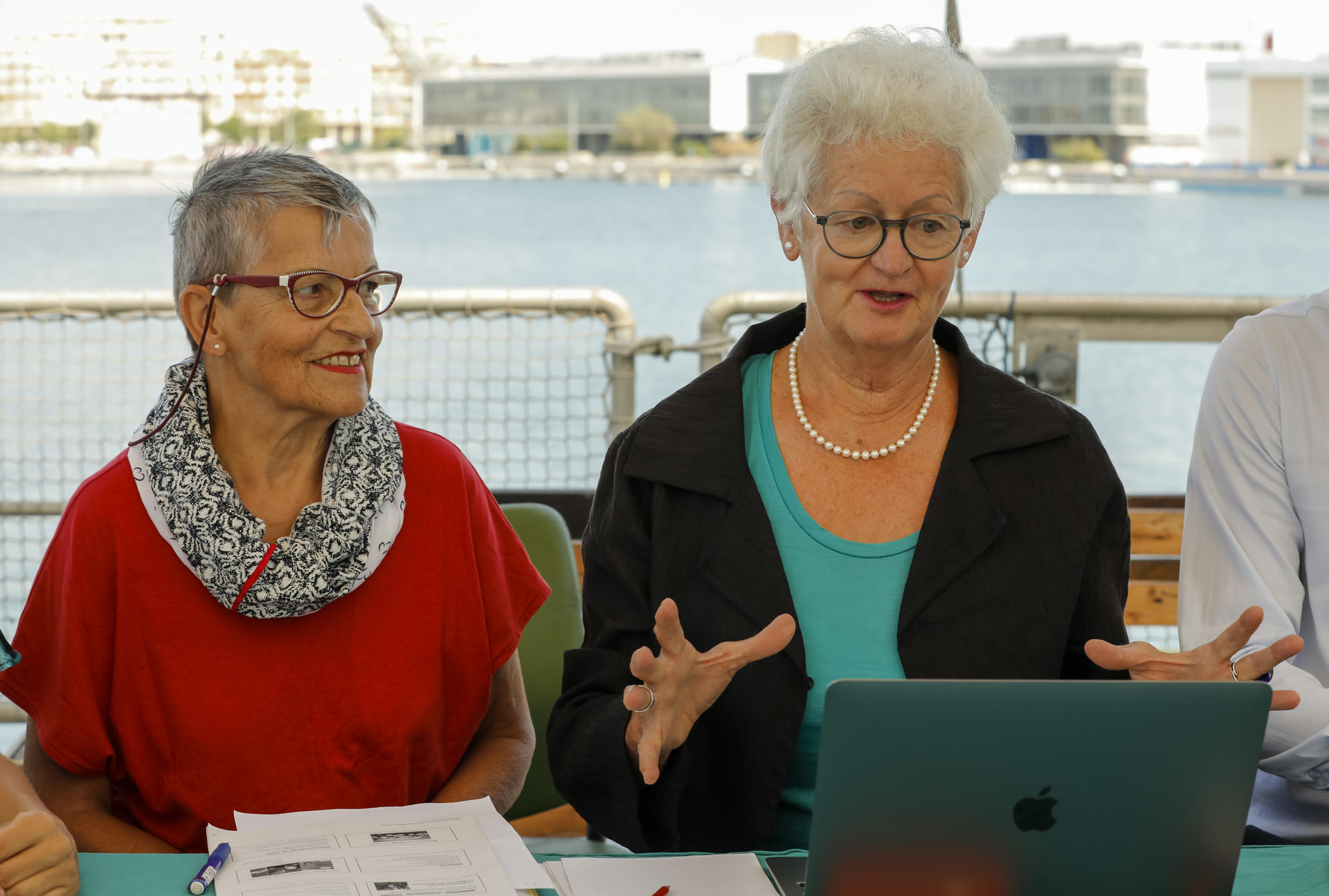 Rita Schirmer (d) y Pia Hollenstein (i) , representantes de las KlimaSeniorinnen, un grupo de más de 2.000 mujeres mayores suizas que en 2016 iniciaron un litigio contra el Gobierno de su país por su inacción contra la crisis climática, en una imagen de 2022. EFE/ Juan Carlos Cárdenas/Archivo