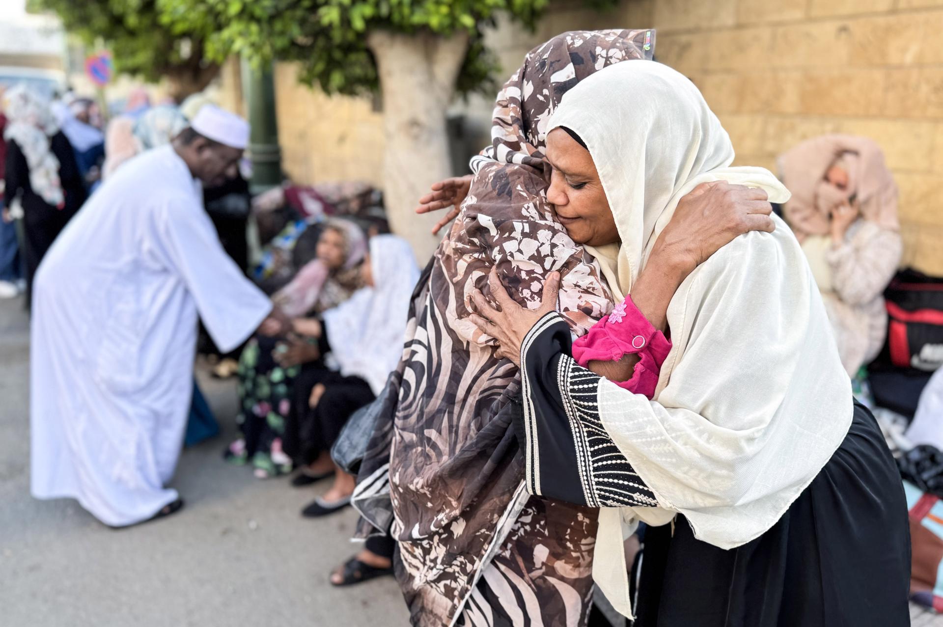 Fotografía de archivo en donde se ven mujeres refugiadas sudanesas en un punto de reunión. EFE/MOHAMED HOSSAM