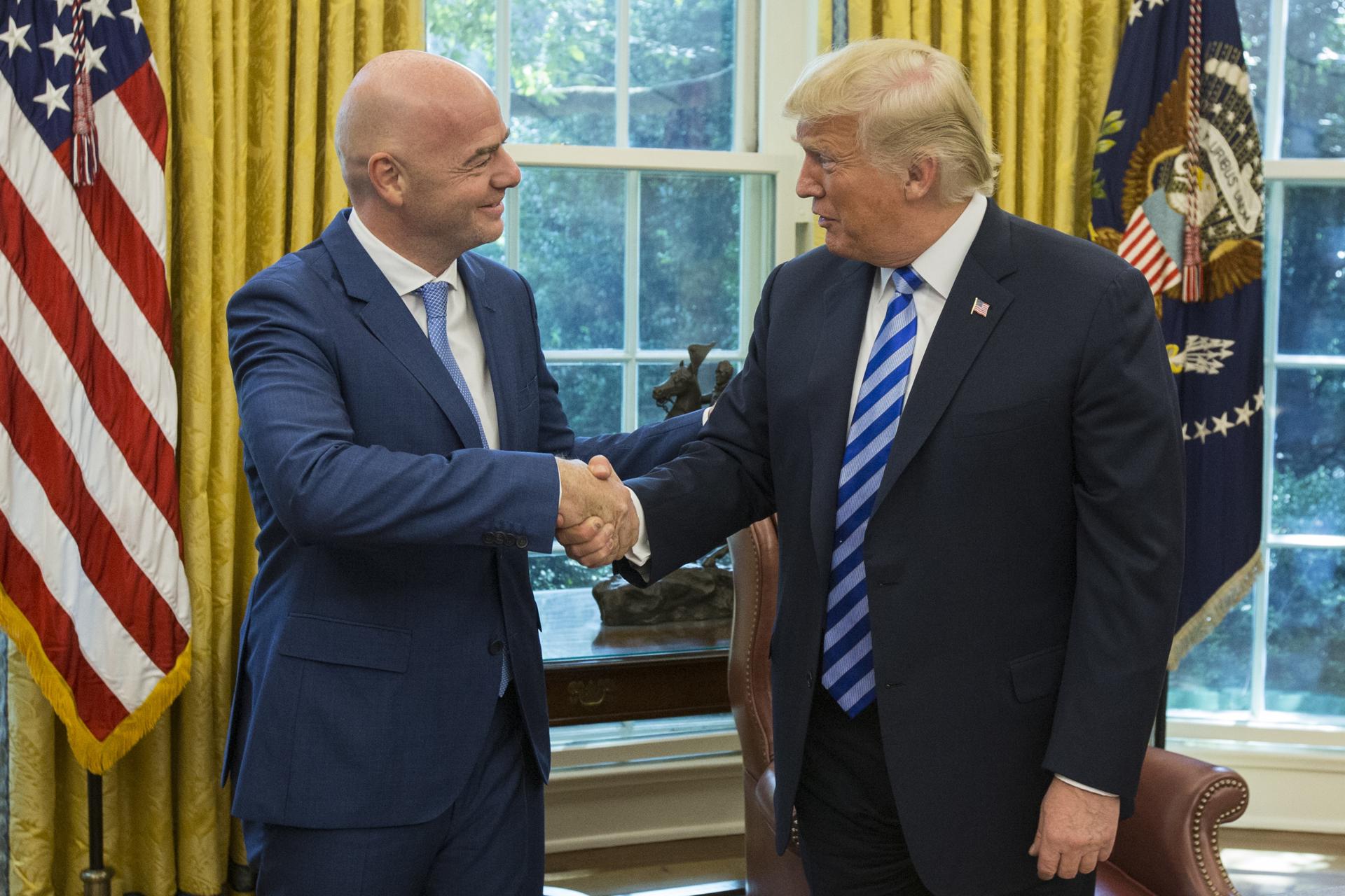 El presidente de los Estados Unidos, Donald Trump (d), saluda al presidente de la FIFA, Gianni Infantino (i), durante la reunión que mantuvieron el 28 de agosto de 2018, en el despacho oval de la Casa Blanca. EFE/Michael Reynolds