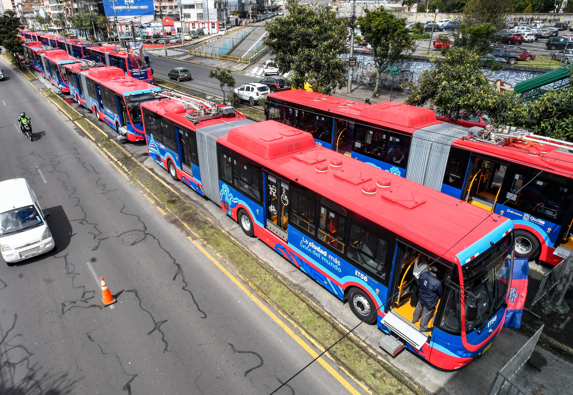 Fotografía cedida este lunes por la oficina del Municipio de Quito que muestra la nueva flota de trolebuses 100 % eléctricos en una calle de Quito (Ecuador).EFE/ Municipio de Quito