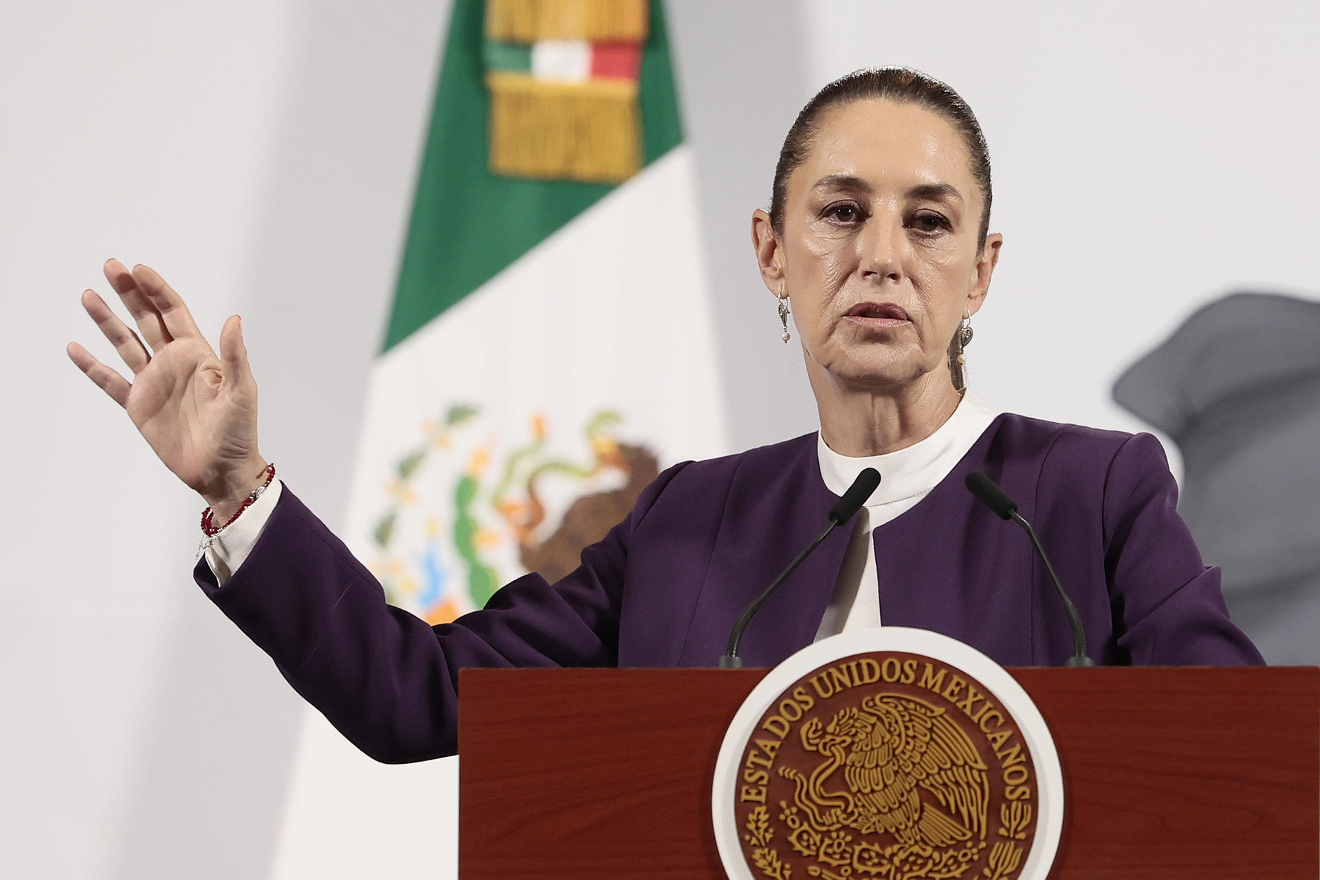 La presidenta de México Claudia Sheibaum, participa este lunes durante una rueda de prensa en Palacio Nacional de la Ciudad de México (México). EFE/José Méndez