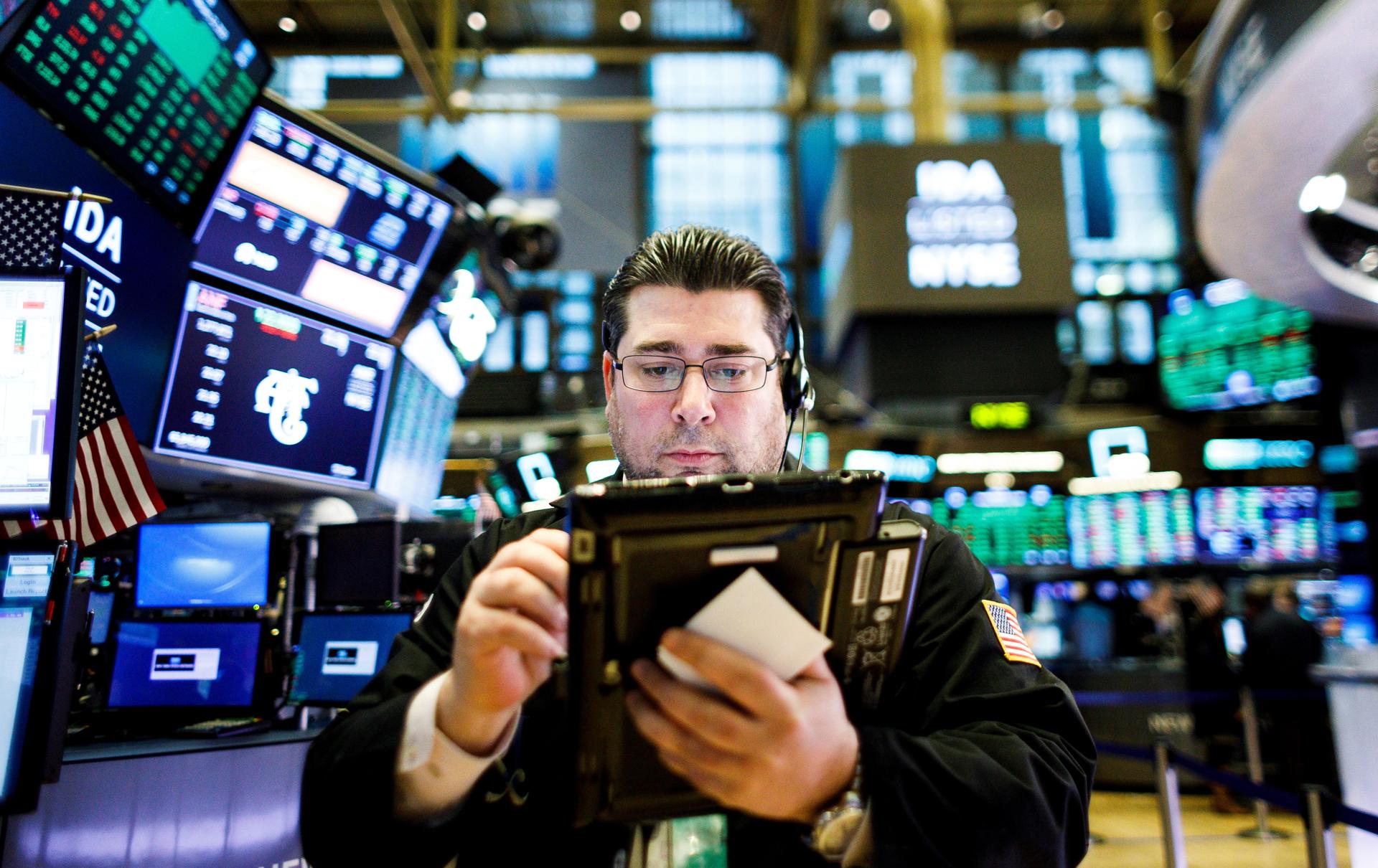 Corredores de bolsa trabajan en la Bolsa de Nueva York (EE.UU.), en una fotografía de archivo. EFE/Justin Lane