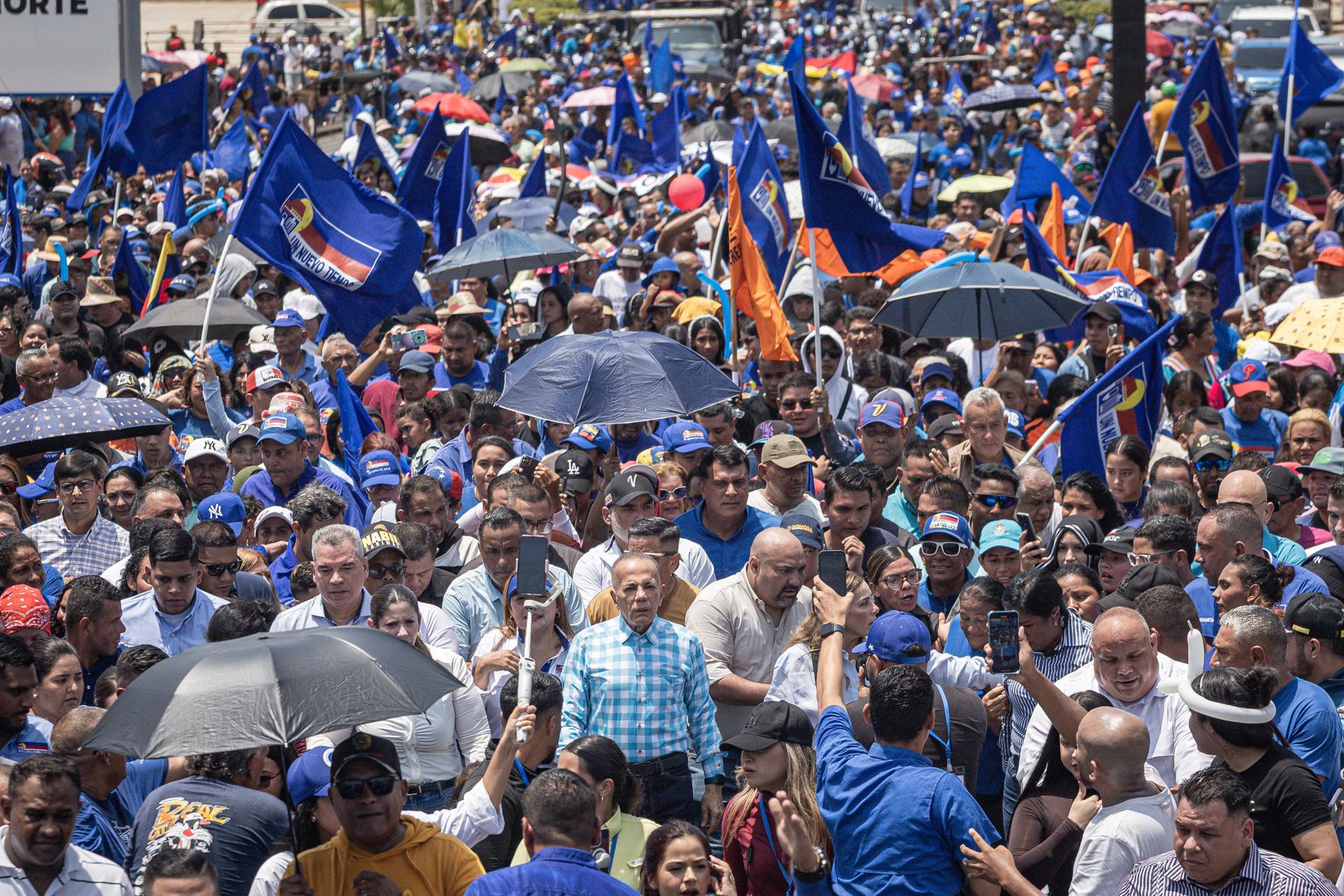 El gobernador del estado venezolano de Zulia (noroeste), el opositor Manuel Rosales (c), marcha hacia la oficina del CNE para inscribir su candidatura este sábado, en Maracaibo (Venezuela). EFE/ Henry Chirinos