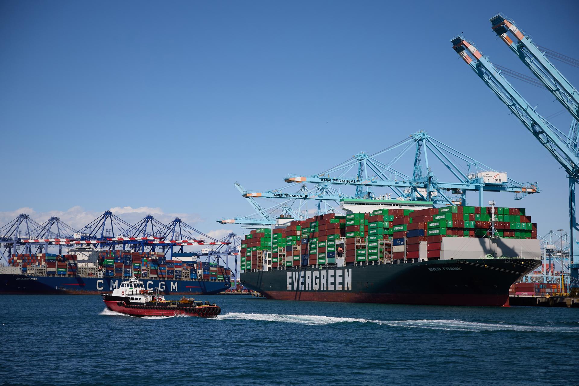 Los barcos descargan contenedores de carga en el Puerto de Los Ángeles en Los Ángeles, California, EE. UU., el 2 de abril de 2025. EFE/EPA/ALLISON DINNER