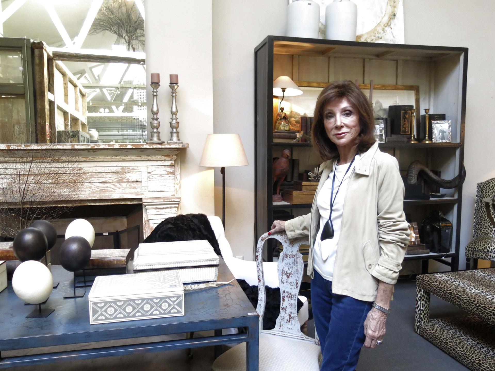 La fundadora y presidenta de Becara, Begoña Zunzunegui posa en una de sus tiendas durante una entrevista con EFE con motivo del 50 aniversario de la emblemática empresa de decoración. EFE/Inma Tapia.
