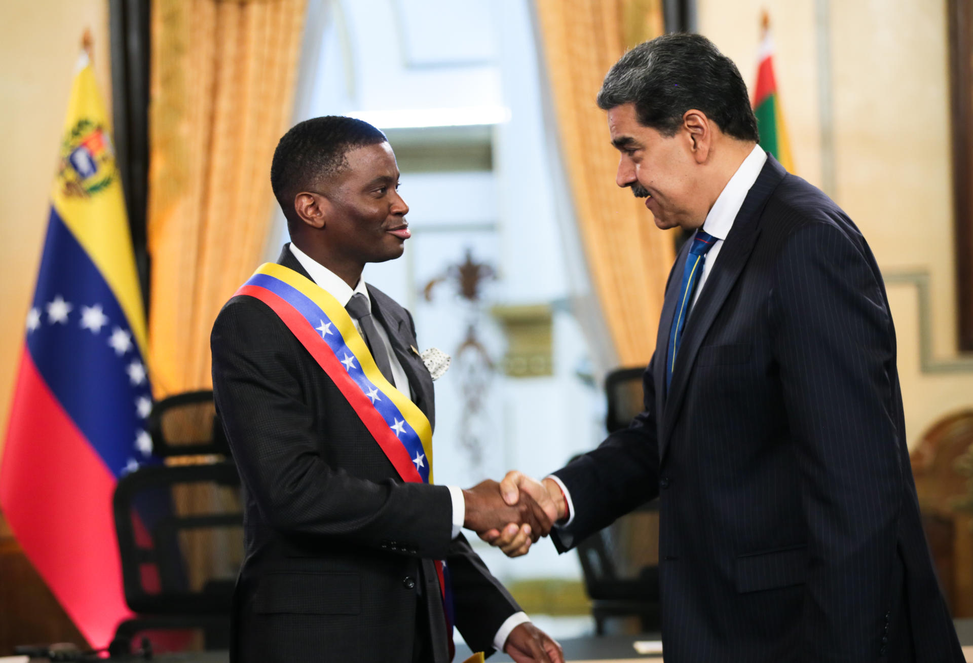 Fotografía cedida por Prensa del Palacio de Miraflores del presidente venezolano, Nicolás Maduro, junto al primer ministro de Granada, Dickon Mitchell, este martes durante una reunión en Caracas (Venezuela). EFE/ Prensa del Palacio de Miraflores