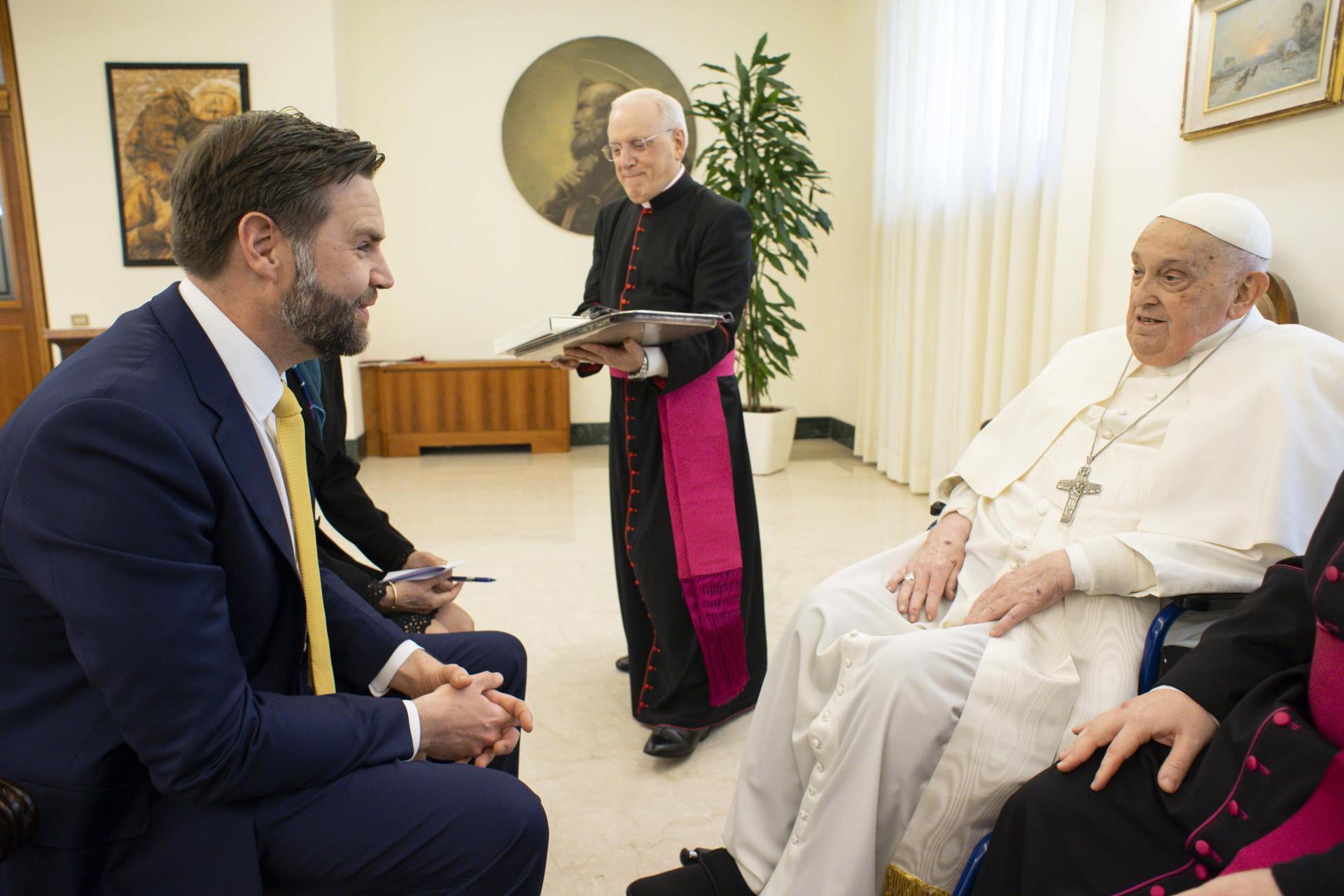 Imagen del reciente encuentro entre el vicepresidente de EE.UU., JD Vance, y el Papa Francisco. EFE/EPA/VATICAN MEDIA HANDOUT HANDOUT EDITORIAL USE ONLY/NO SALES
