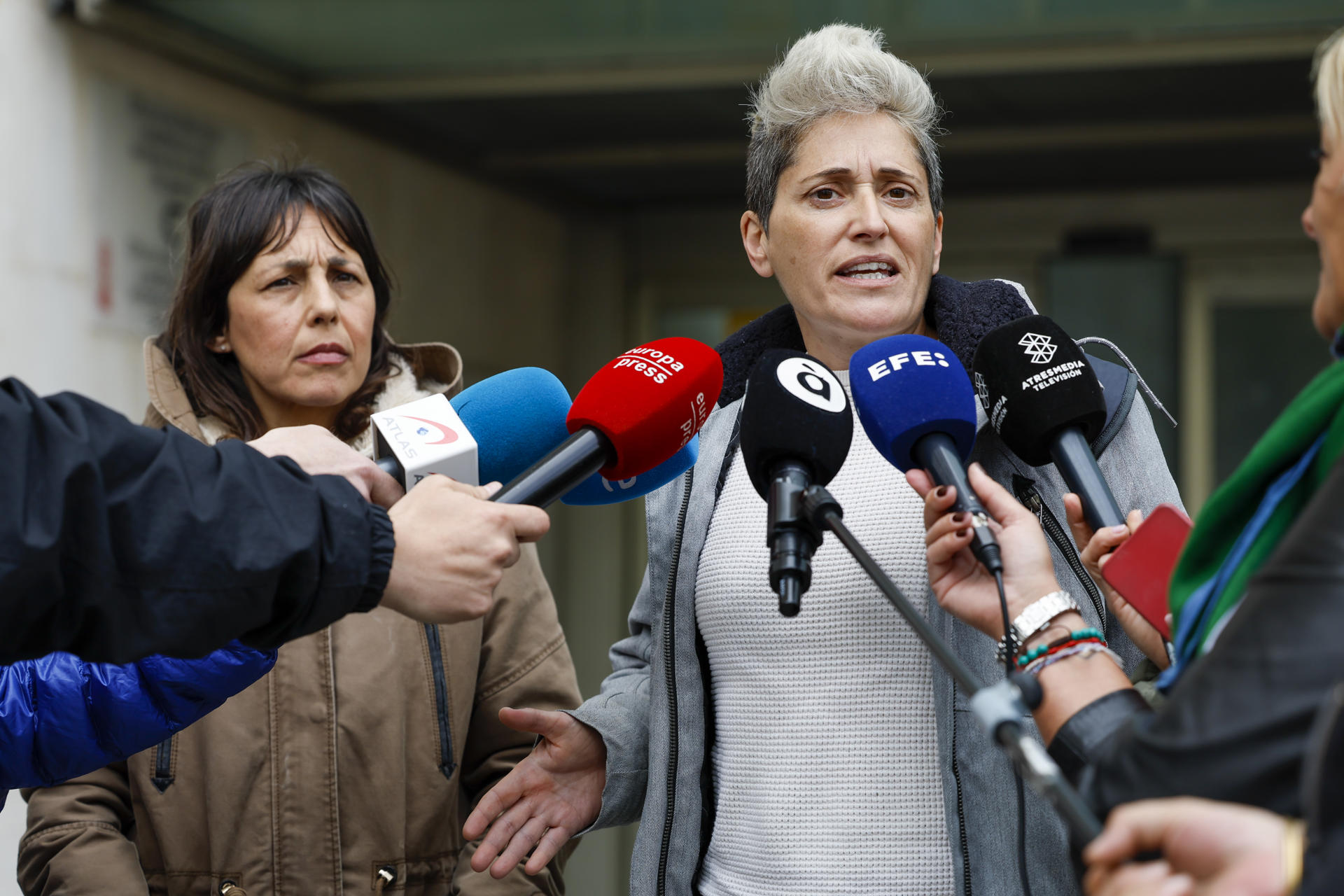 Sara Sánchez (d), cuñada de Cándido Molina, que el día 29 de octubre se encontraba en su caseta en un huerto de Cheste y cuyo cuerpo sin vida fue hallado dos días después de las inundaciones a su salida acompañada de su pareja, Vanesa Roldán, de la Ciudad de la Justicia de Valencia tras declarar este jueves ante la jueza que instruye la causa penal de la dana. EFE/Ana Escobar