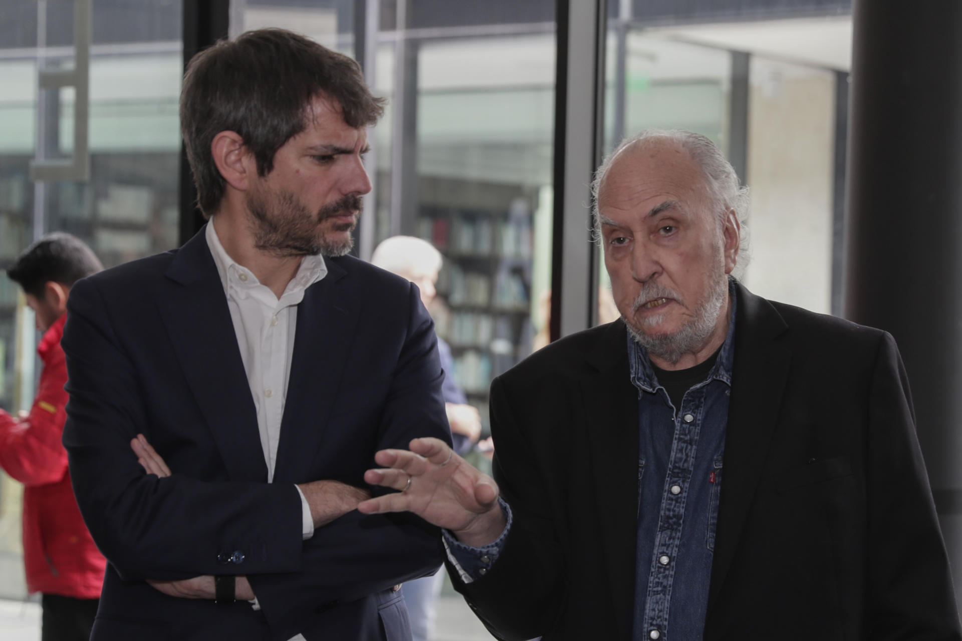 El fotógrafo catalán Francesc Torres (d) presenta al ministro de Cultura de España, Ernest Urtasun, su exposición 'Exhumar la memoria' este sábado, en Bogotá (Colombia). EFE/ Carlos Ortega