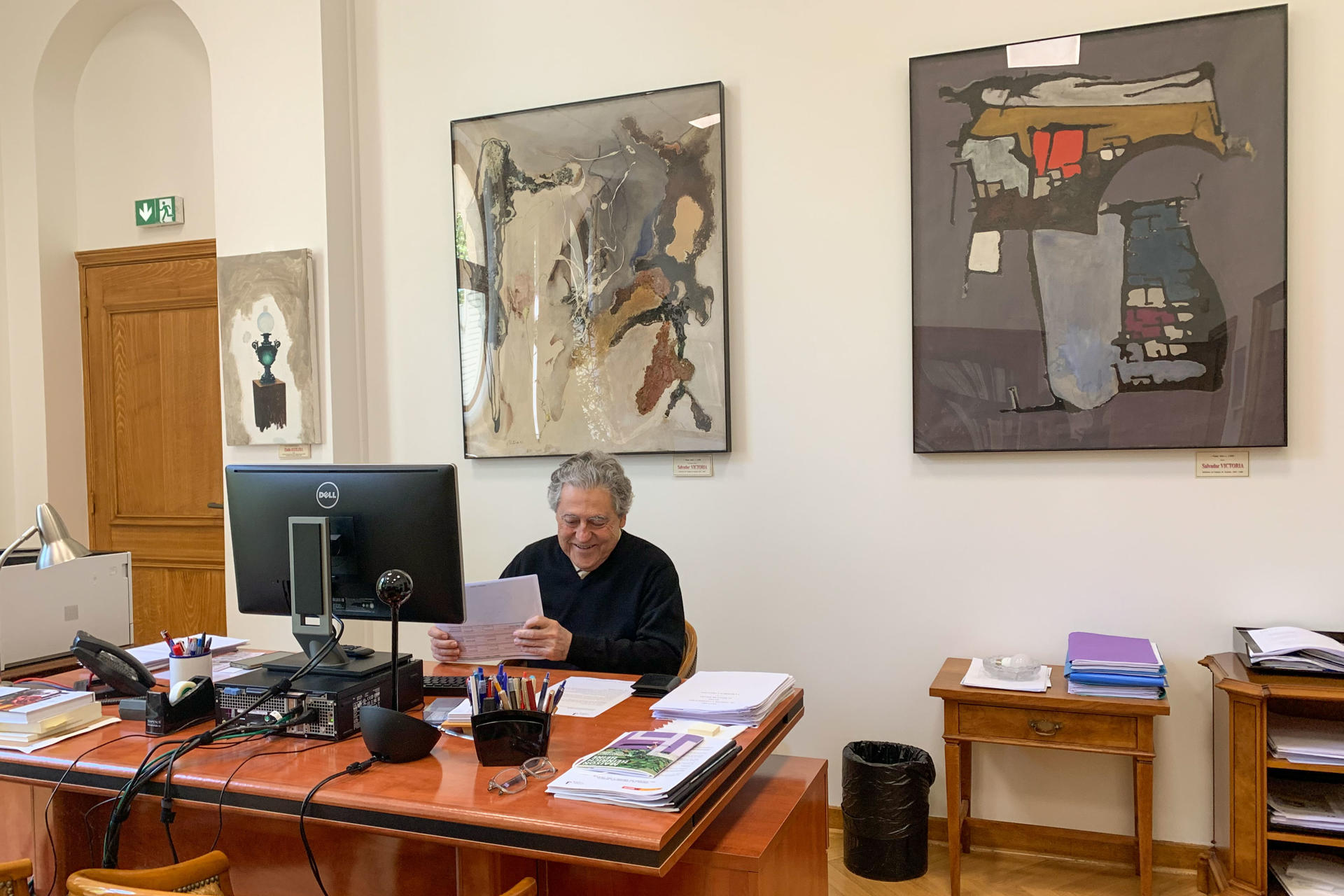 El director del Colegio de España en París, Justo Zambrana, recibe a EFE en su despacho con motivo del 90 aniversario de la institución, una residencia para docentes, investigadores, artistas y estudiantes universitarios que difunde el conocimiento científico y fomenta el intercambio cultural entre Francia y España.-EFE/ Val Torres