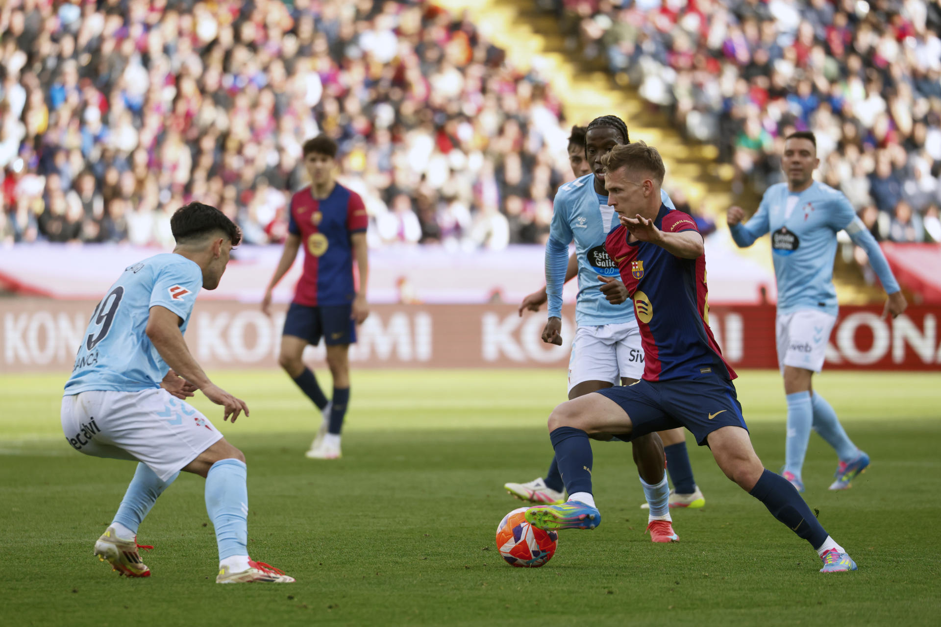 El centrocampista del FC Barcelona Dani Olmo controla la pelota durante el partido de la jornada 32 de LaLiga EA Sports que FC Barcelona y Celta de Vigo disputaron en el estadio olímpico Lluís Companys en Barcelona. EFE/Marta Pérez