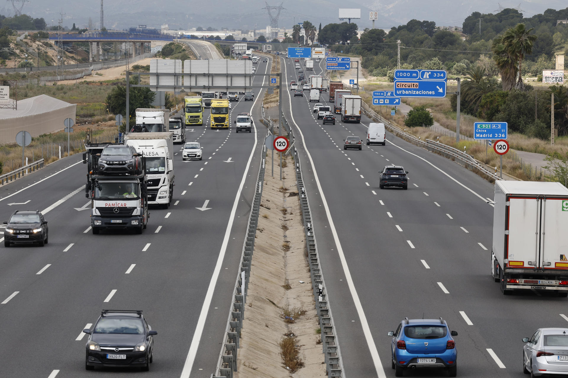 Tráfico fluido en la carretera A3 a la altura de la localidad valenciana de Chiva, este miércoles, a pocas horas de comenzar la operación especial de tráfico con motivo del puente del 1 de mayo. EFE/ Ana Escobar