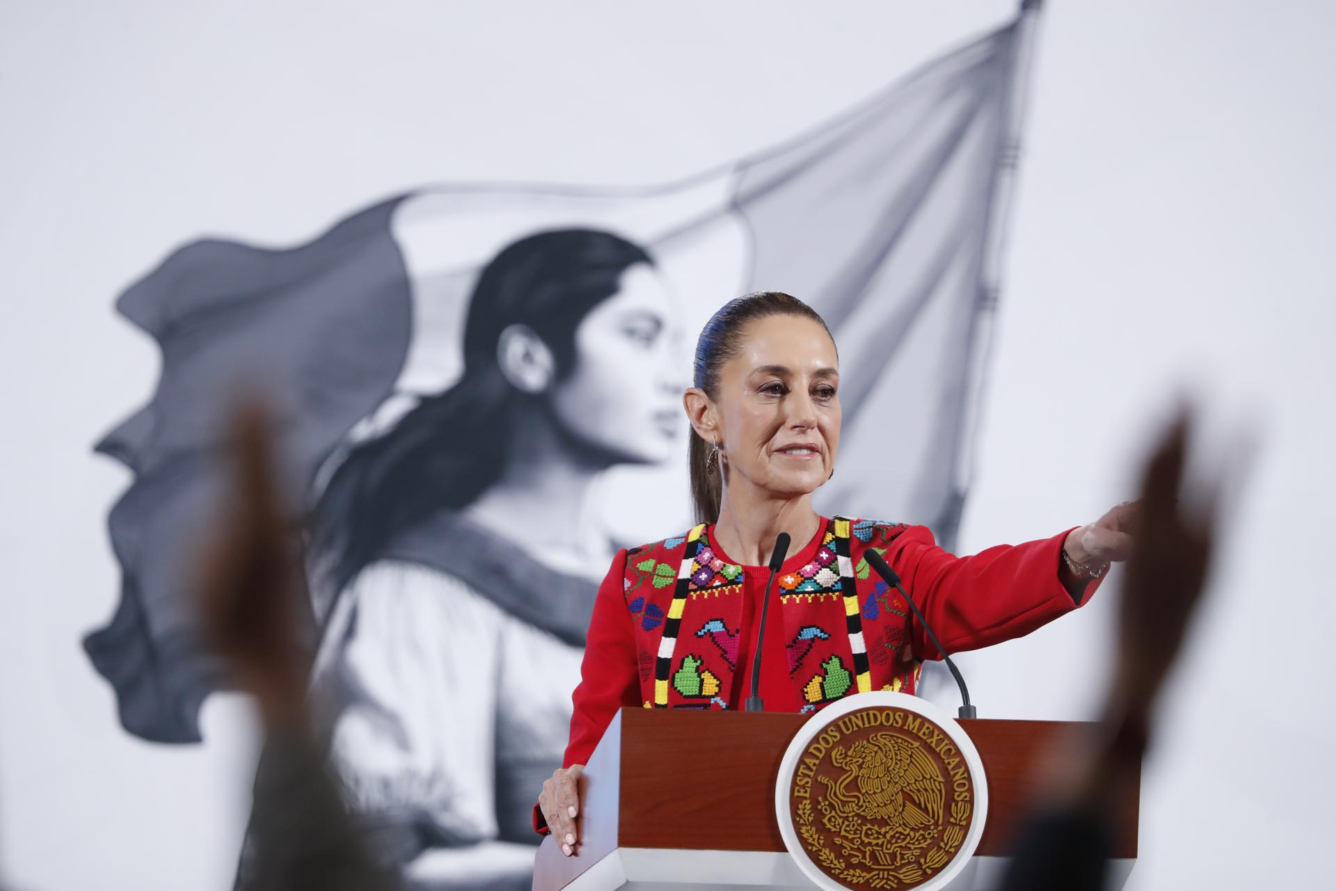La presidenta de México, Claudia Sheinbaum, habla este viernes, durante una rueda de prensa en Palacio Nacional de la Ciudad de México (México). EFE/ Mario Guzmán
