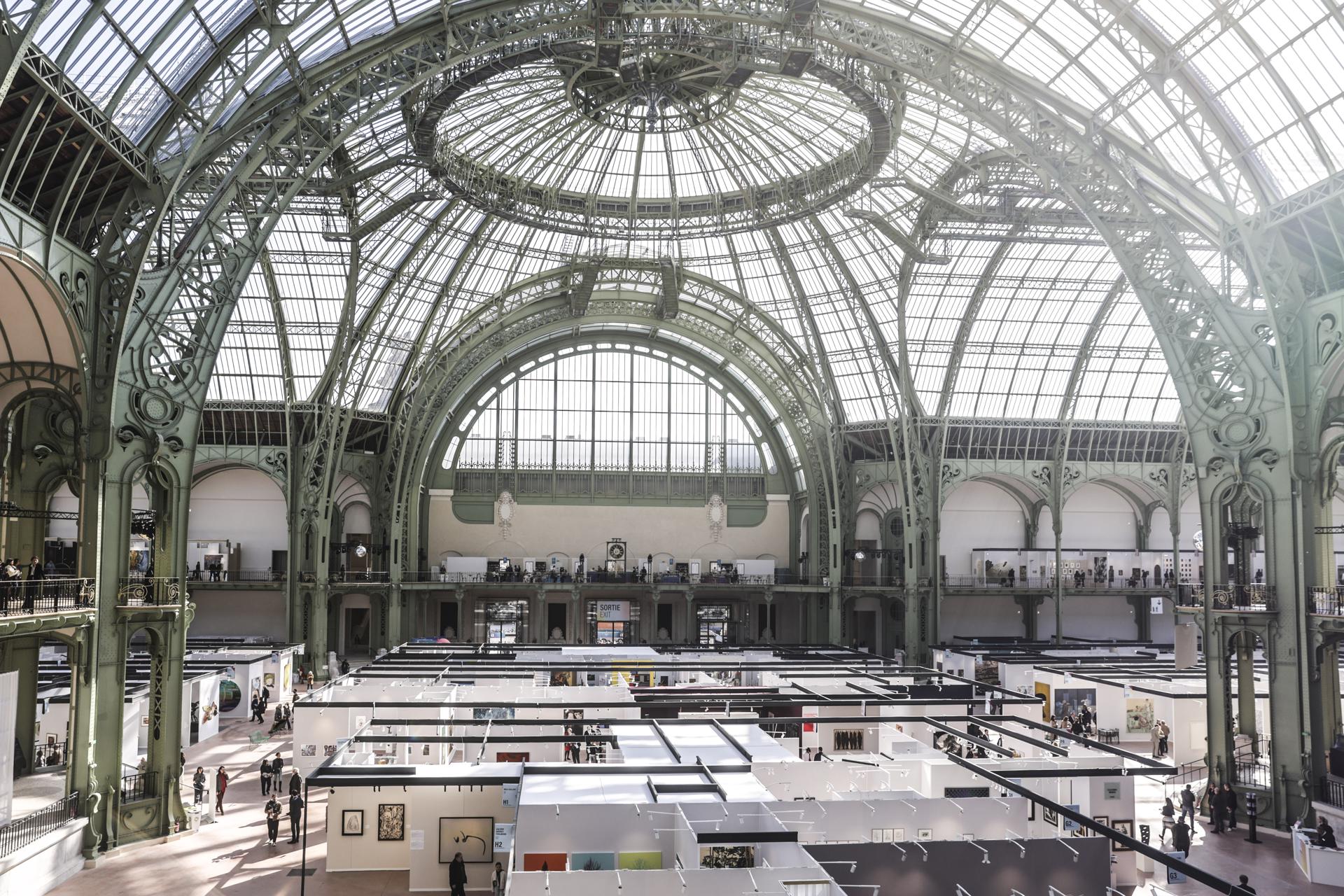 Una vista del Gran Palacio durante la feria Art Paris en París, Francia, 02 de abril de 2025. La feria de arte moderna y contemporánea Art Paris se lleva a cabo del 03 al 06 de abril de 2025 y alberga 170 galerías de 25 países de todo el mundo. (Francia) EFE/EPA/TERESA SUAREZ