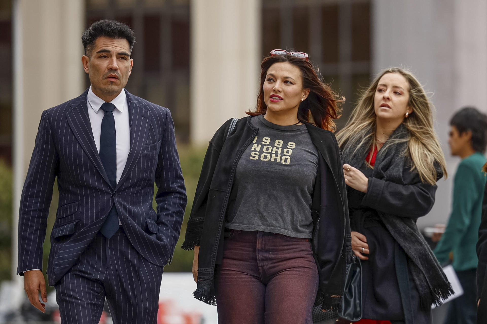 Elisa Mouliaá (c) y su abogado Alfredo Arrién (i) a su llegada a los juzgados de Plaza de Castilla en Madrid, este viernes. El juez Adolfo Carretero, que investiga al exportavoz de Sumar Íñigo Errejón por una presunta agresión sexual a Elisa Mouliaá, ha citado a ambos para que entreguen sus móviles y poder analizar así las conversaciones que mantuvieron antes y después de los hechos denunciados. EFE/Daniel González