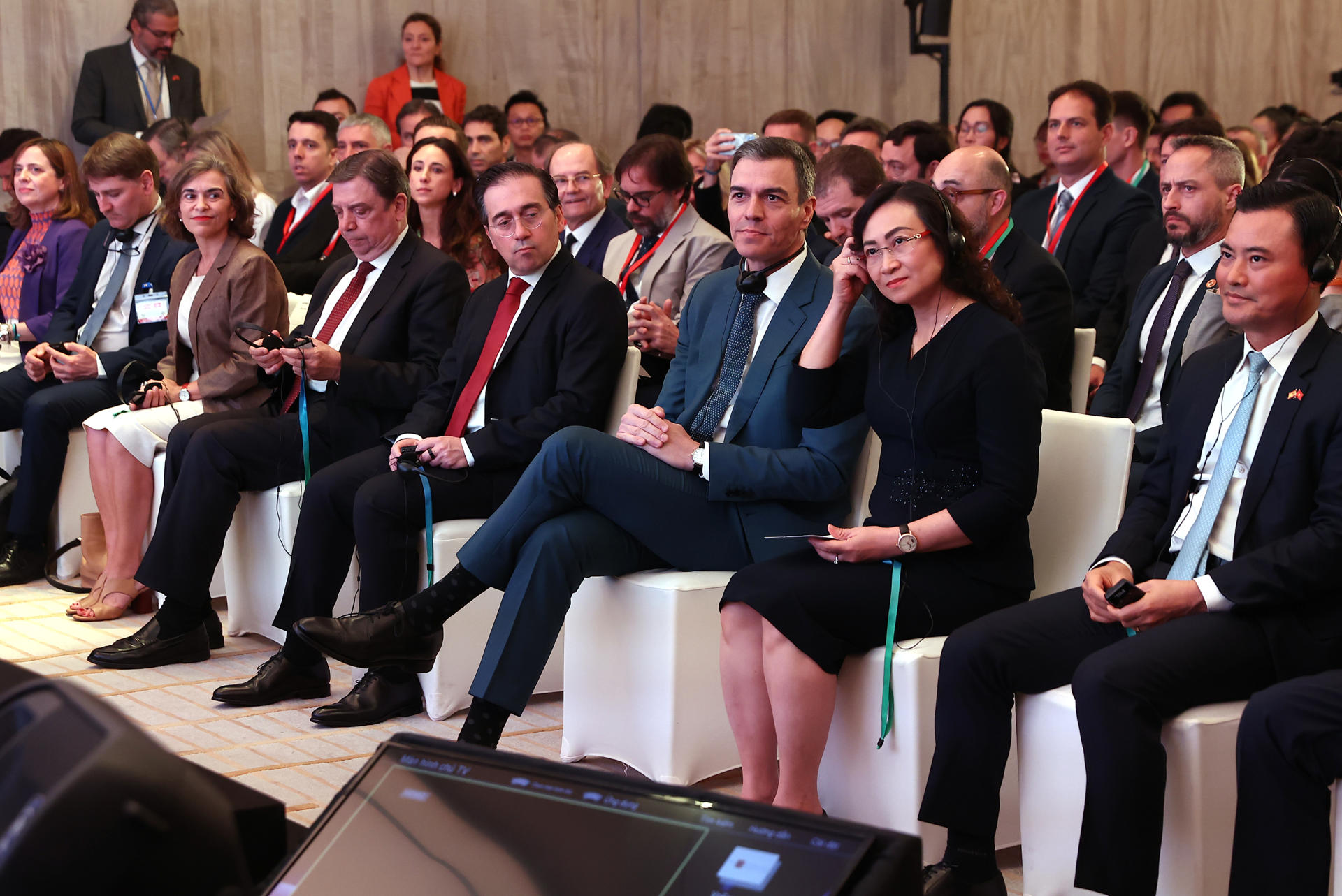 HO CHI MINH (VIETNAM), 10/04/2025.- El presidente del Gobierno español, Pedro Sánchez (3d), acompañado por los ministros de Agricultura, Pesca y Alimentación, Luis Planas (4i); y de Asuntos Exteriores, José Manuel Albares (4d), asiste este jueves a un foro empresarial hispano-vietnamita organizado con motivo de su visita a Ho Chi Minh (Vietnam) en el marco de una gira asiática que le llevará esta misma jornada a Pekín. EFE/ Fernando Calvo/Pool Moncloa SOLO USO EDITORIAL/SOLO DISPONIBLE PARA ILUSTRAR LA NOTICIA QUE ACOMPAÑA (CRÉDITO OBLIGATORIO)