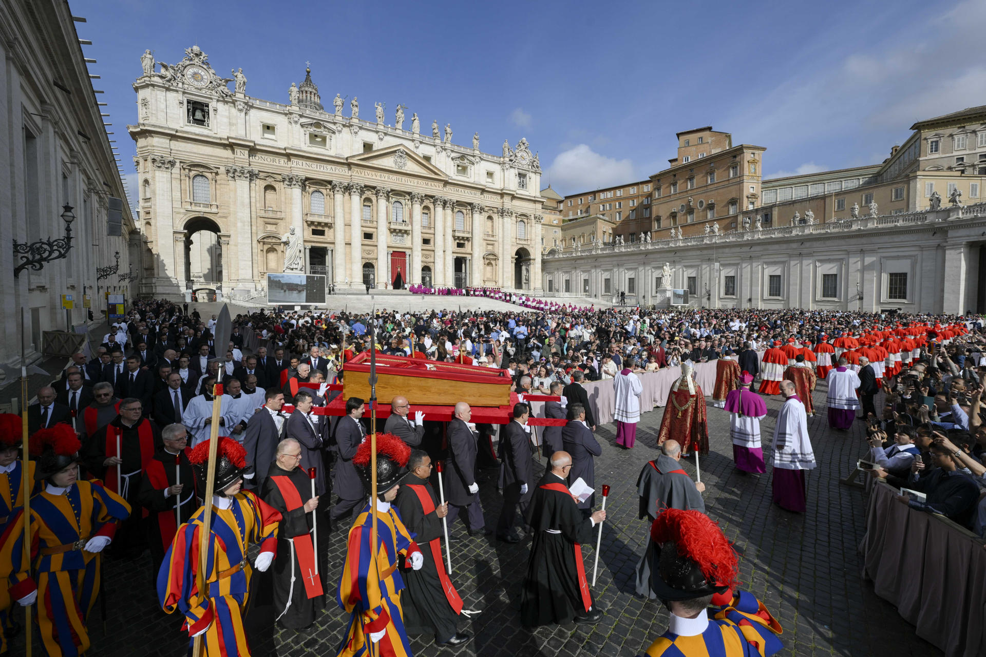 El féretro abierto del papa Francisco, llevado en procesión a hombros por los 'sediarios' pontificios y escoltado por la Guardia Suiza, llegó a la basílica de San Pedro y fue colocado ante el Altar de la Confesión antes de que los fieles puedan darle el último adiós. La ceremonia del traslado del féretro del papa Francisco, que falleció este lunes a los 88 años, de la capilla de Santa Marta, comenzó a las 9.00 hora local (7.00 GMT ) desde la que fue su residencia, a la basílica de San Pedro. EFE/ Simone Risoluti/dicasterio Para La Comunicación Del Vaticano SOLO USO EDITORIAL/SOLO DISPONIBLE PARA ILUSTRAR LA NOTICIA QUE ACOMPAÑA (CRÉDITO OBLIGATORIO)