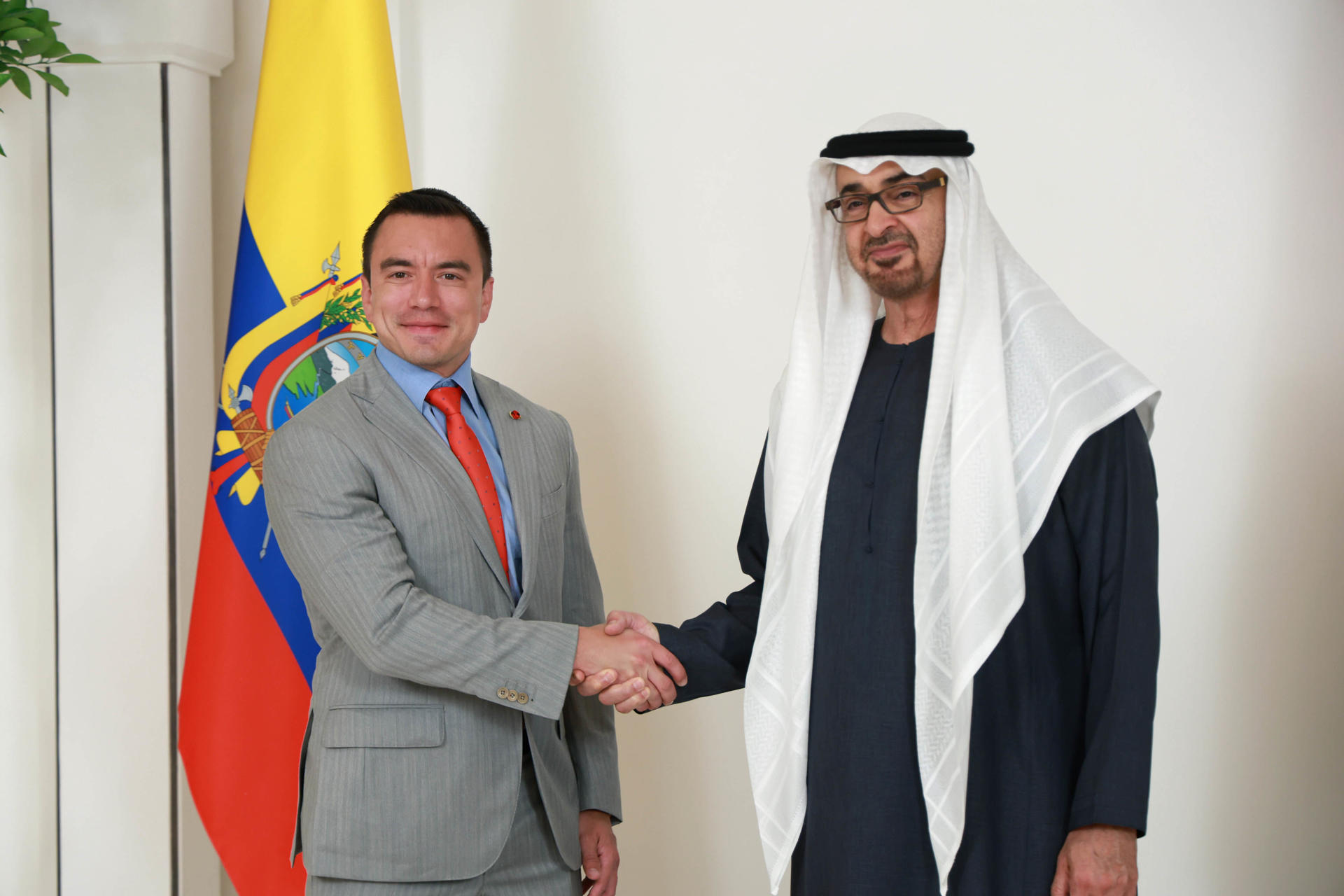 Fotografía cedida por la Presidencia de Ecuador de su mandatario, Daniel Noboa (i), saludando al presidente de los Emiratos Árabes Unidos, Mohamed bin Zayed Al Nahayan, durante una reunión este miércoles, en Abu Dabi (Emiratos Árabes Unidos). EFE/ Presidencia De Ecuador