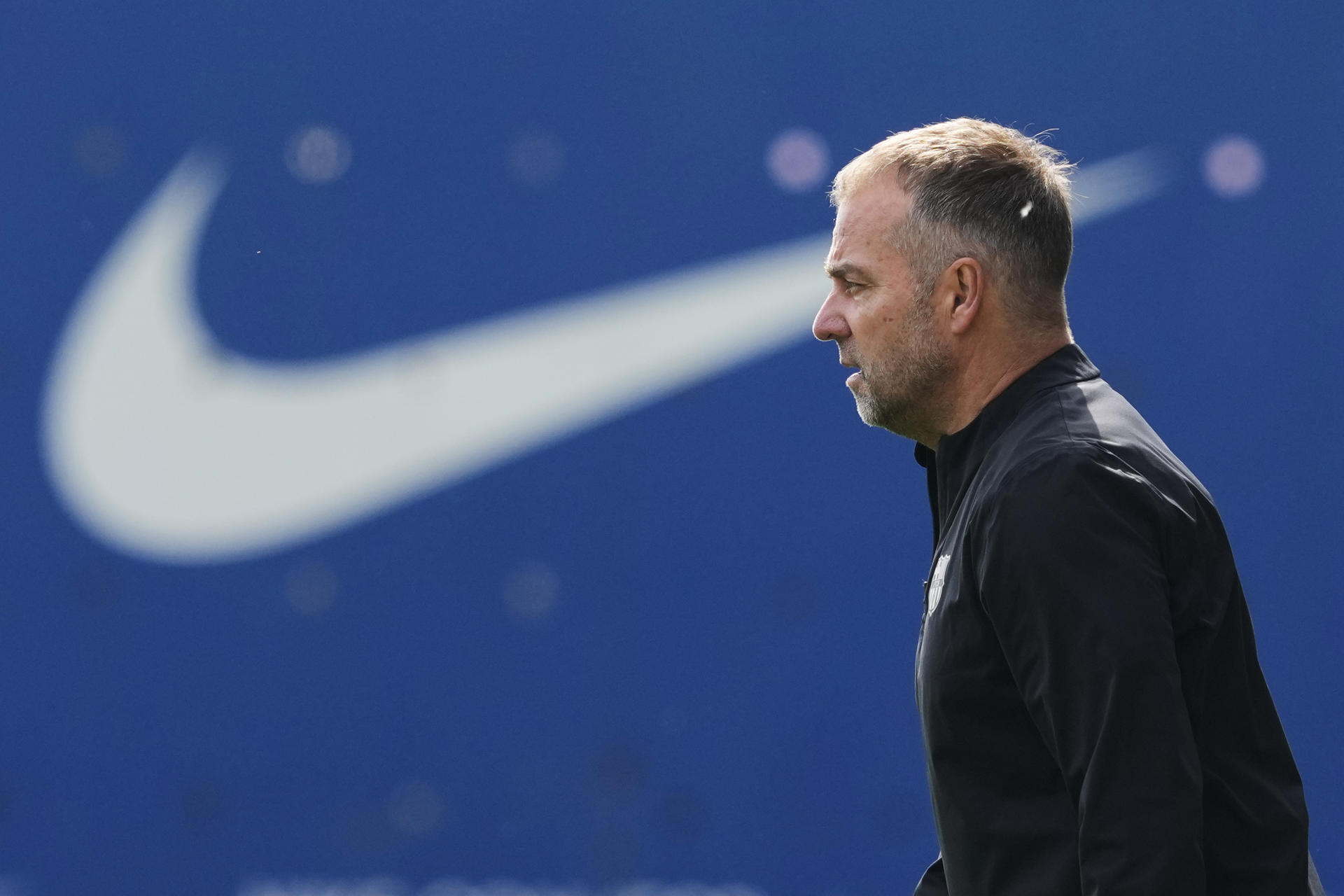 El entrenador del FC Barcelona, Hansi Flick, durante el entrenamiento que el equipo barcelonista ha realizado este viernes. EFE/Alejandro García