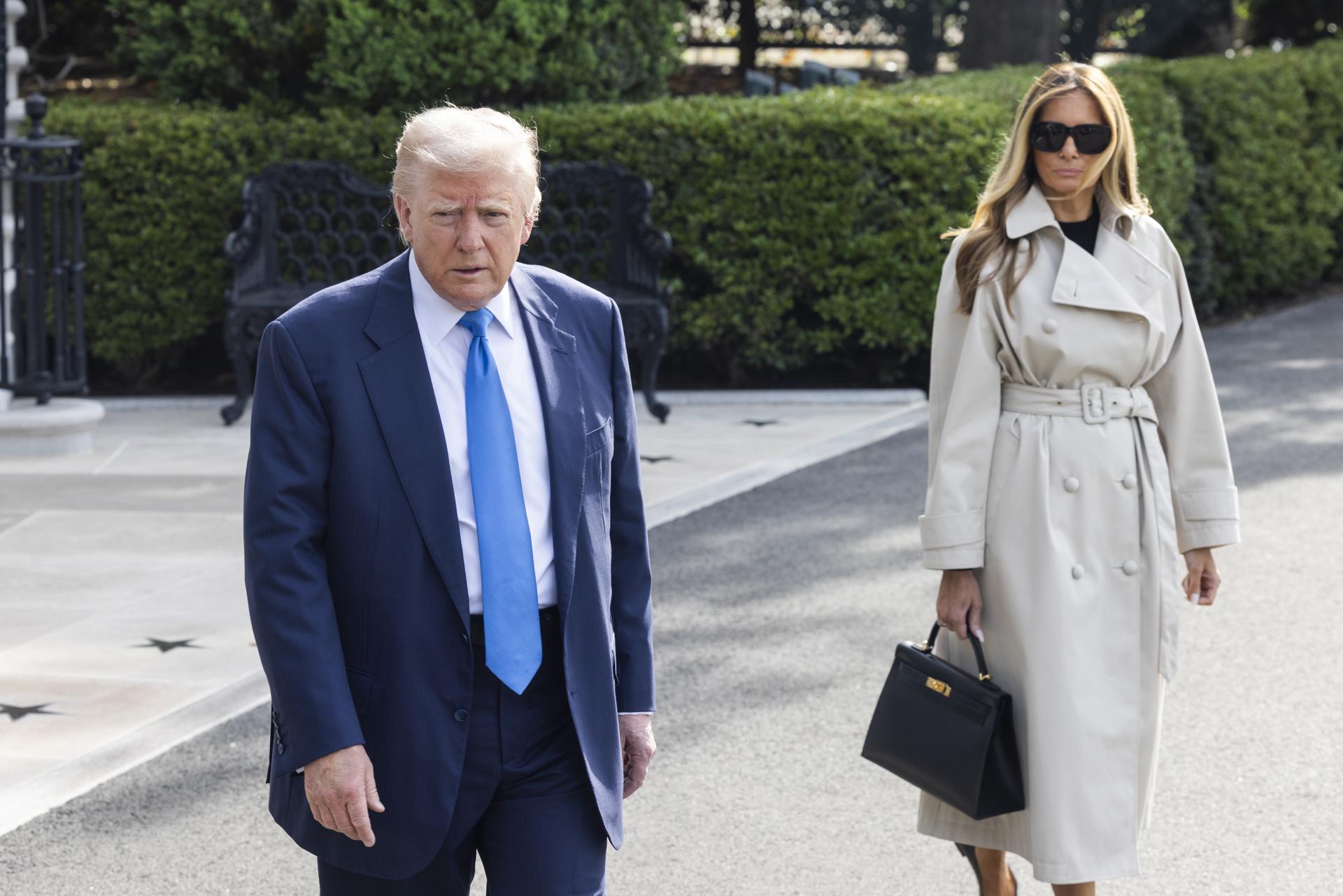 El presidente de EE.UU., Donald Trump, y la primera dama, Melania Trump, caminan para salir de la Casa Blanca hacia Roma, donde asistirán al funeral del papa Francisco. EFE/JIM LO SCALZO