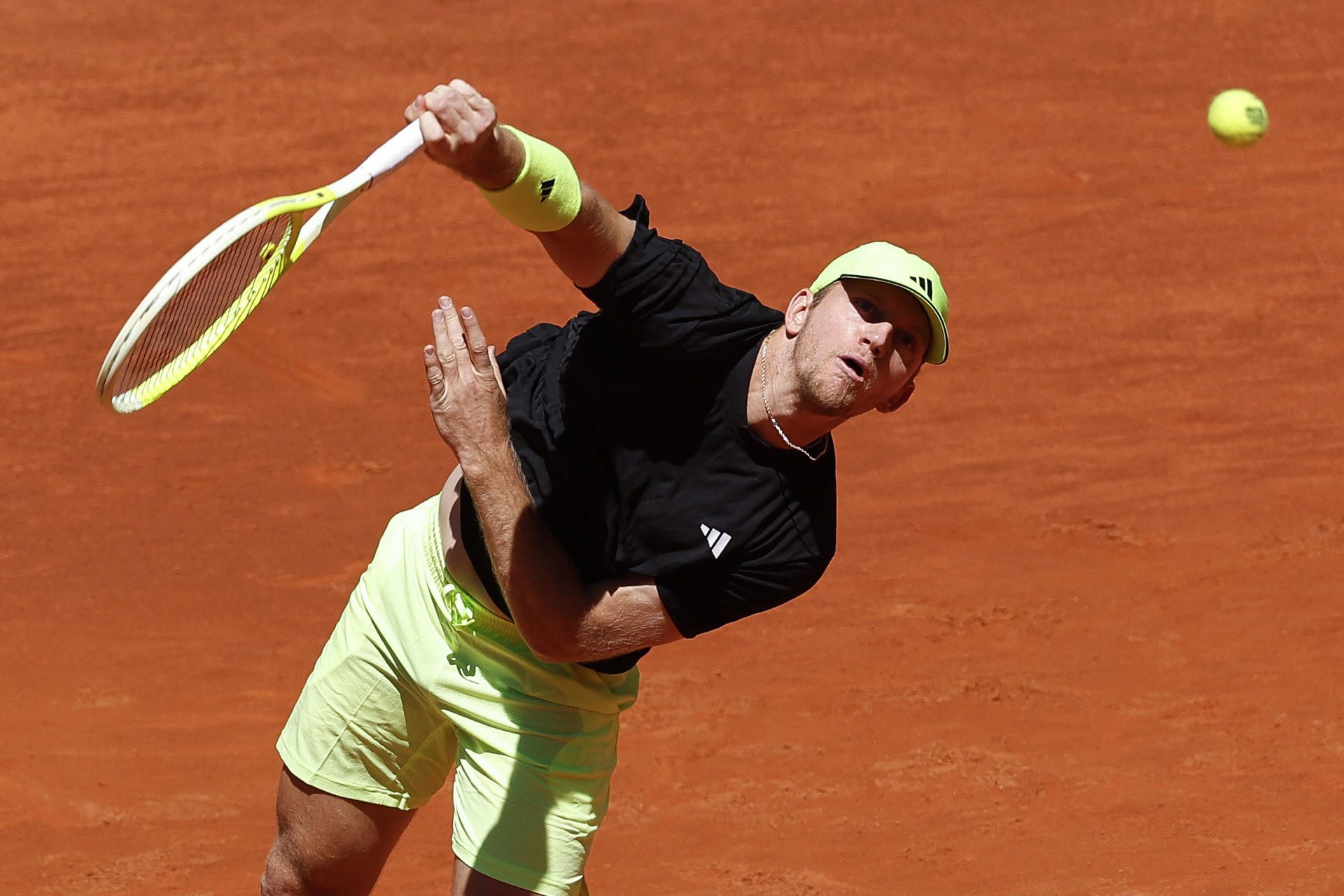 El tenista español Alejandro Davidovich contra el alemán Alexander Zverev en el partido del Masters 1000 de Madrid este domingo en la Caja Mágica en la capital de España. EFE/ Chema Moya