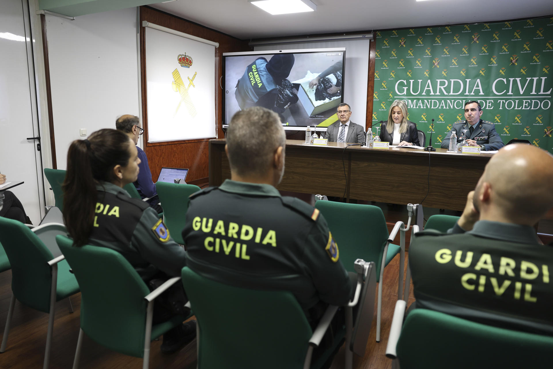 La delegada del Gobierno de España en Castilla-La Mancha, Milagros Tolón, junto al coronel jefe José María Gil, informa de una operación de tráfico internacional de drogas llevada a cabo por la Guardia Civil en las provincias de Toledo y Madrid, en la que 38 personas han sido detenidas. EFE/ Ismael Herrero