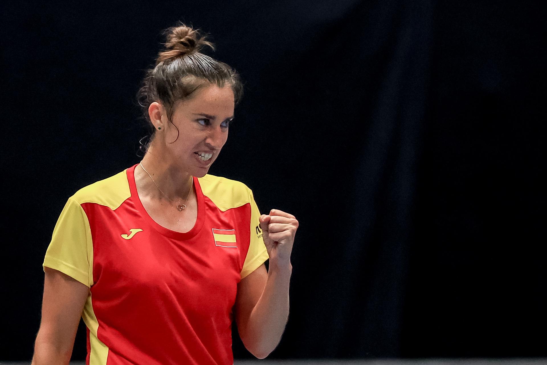 Sara Sorribes puso por delante a España en el enfrentamiento contra Brasil, de la segunda jornada del Grupo B de los clasificatorios de la Copa Billie Jean King, que se disputa en Ostrava (República Checa). EFE/EPA/MARTIN DIVISEK
