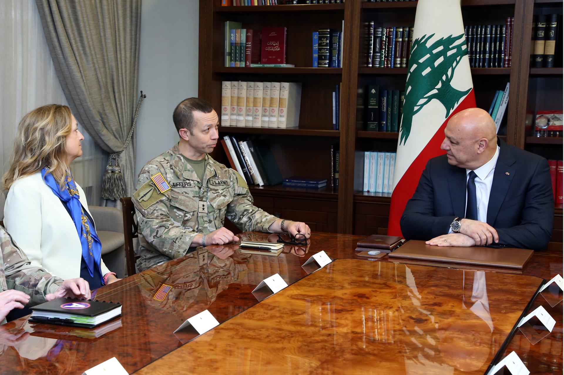 Una foto proporcionada por la Oficina de Prensa de la Presidencia Libanesa muestra al presidente libanés Joseph Aoun (derecha) reunido con el general de división del ejército estadounidense Jasper Jeffers (centro), jefe de supervisión de la implementación del alto el fuego negociado en Washington en el Líbano; y la embajadora estadounidense en el Líbano, Lisa Johnson (izquierda), en el palacio presidencial de Baabda, Líbano, el 30 de abril de 2025. El general de división del ejército estadounidense Jasper Jeffers, jefe de supervisión de la implementación del alto el fuego negociado en Washington en el Líbano, visitó Beirut para reunirse con funcionarios libaneses. (Líbano) EFE/EPA/OFICINA DE PRENSA DE LA PRESIDENCIA LIBANESA / MATERIAL GRÁFICO SOLO PARA USO EDITORIAL/NO VENTAS